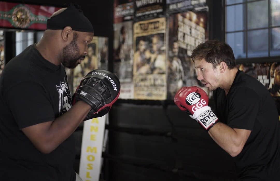 ゲンナジー・ゴロフキンのインスタグラム：「Working the mitts with JB 🥊  Тренировки на лапах с JB  Жаттығудан бір сәт 💪🏻」
