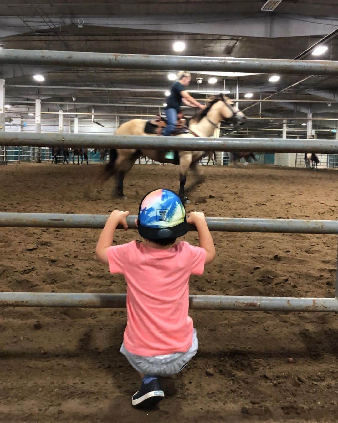 クリスティン・ヒルデブランドのインスタグラム：「Horse races!!! Bucket list (for all of us🐎✨🥰). Rhett got to help get Dreamer ready for her big race! Thanks @wischme5 for the invite. We ❤️ you!」
