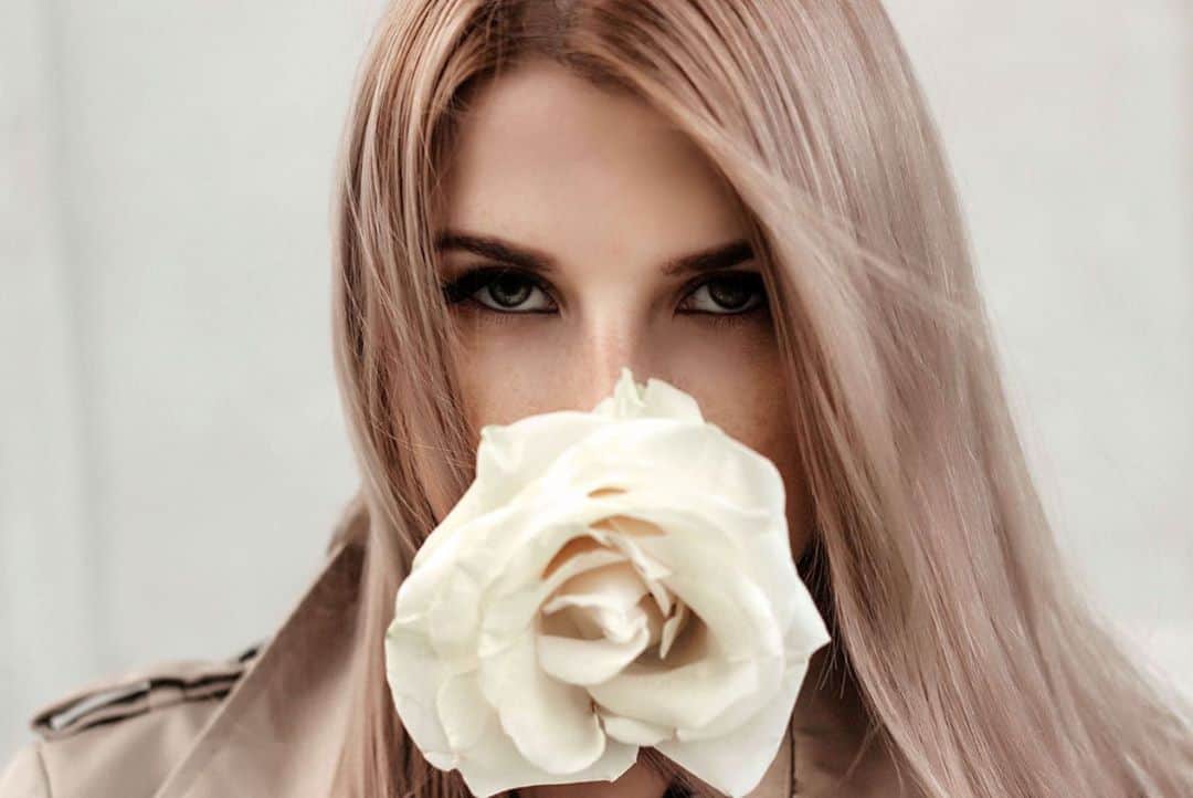 ALINA AKULAのインスタグラム：「Роза и светлый тренч сделают из любой девушки нежную утончённую леди.  Тем временем Алина: крадущийся тигр 🐅 🥋затаившийся дракон 🐉 🌹😂 #чужаядушапотемки #леди」