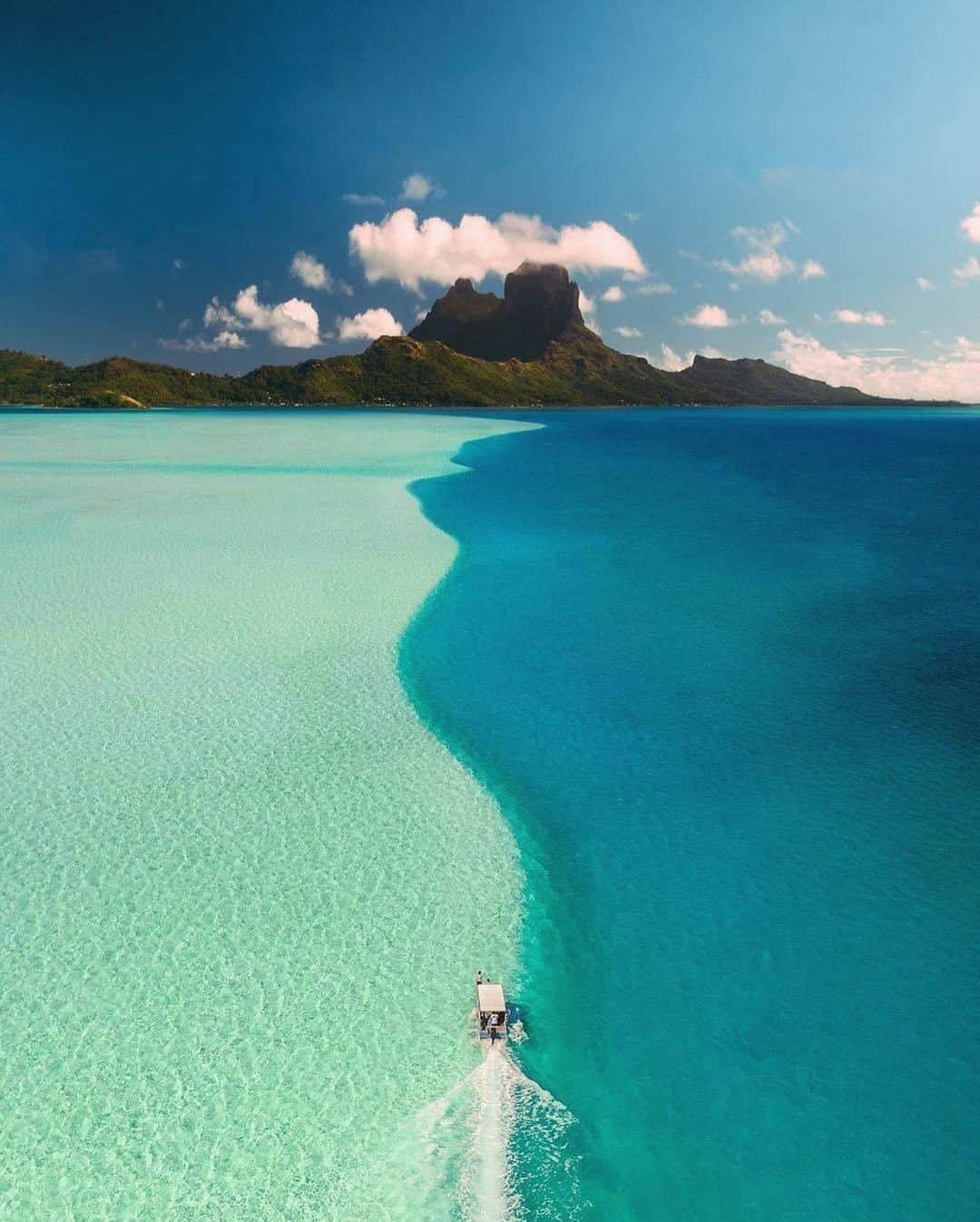 Discover Earthさんのインスタグラム写真 - (Discover EarthInstagram)「If you could have the time of your life , where would it be ? 🇵🇫 #discoverfrenchpolynesia with @karl_shakur  #jetski #cristalclearwater #frenchpolynesia」8月20日 0時00分 - discoverearth