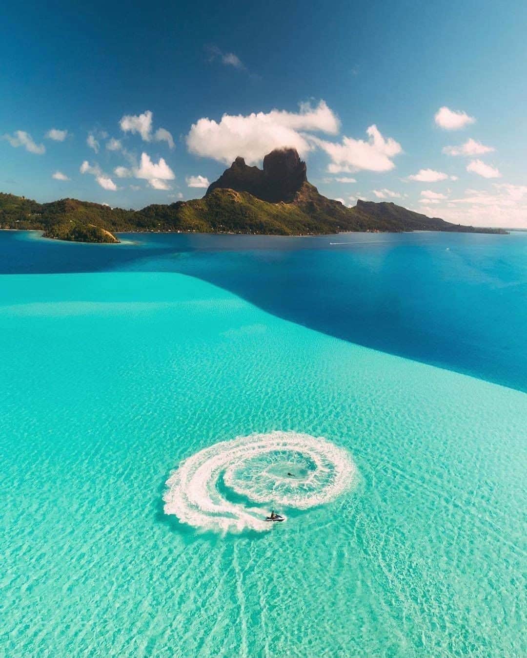 Discover Earthさんのインスタグラム写真 - (Discover EarthInstagram)「If you could have the time of your life , where would it be ? 🇵🇫 #discoverfrenchpolynesia with @karl_shakur  #jetski #cristalclearwater #frenchpolynesia」8月20日 0時00分 - discoverearth