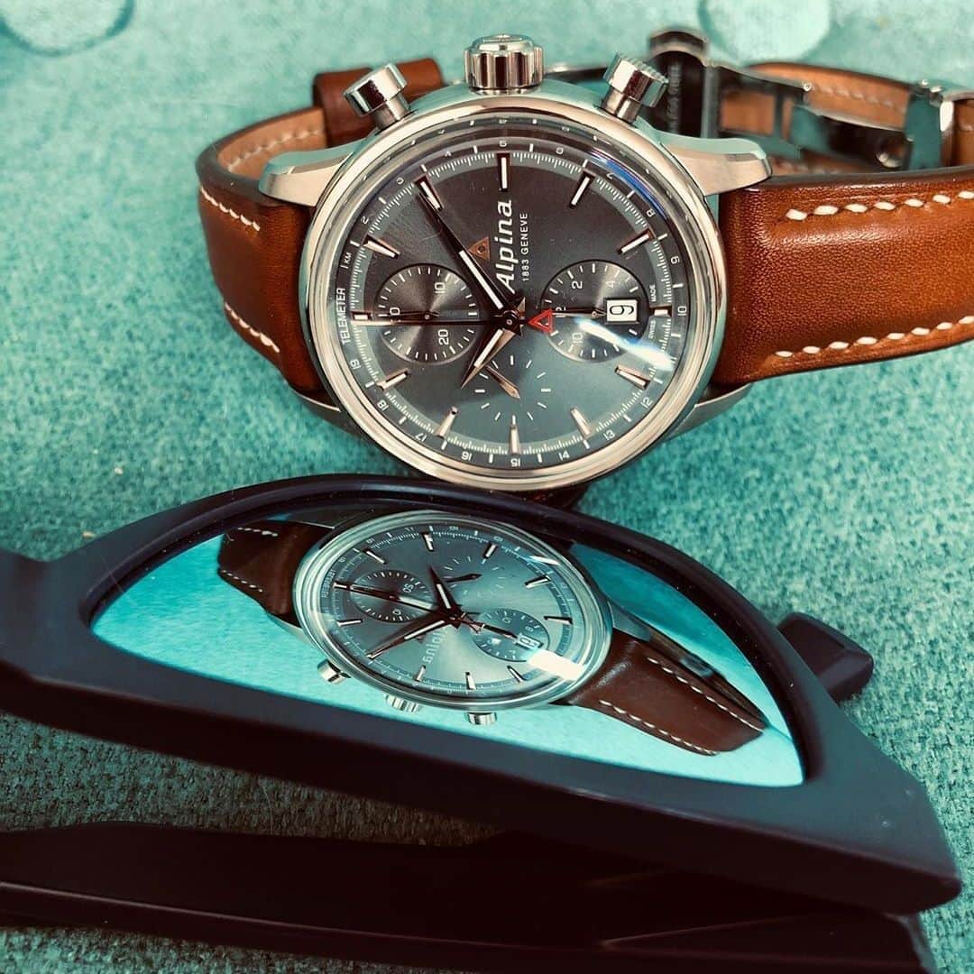 アルピナさんのインスタグラム写真 - (アルピナInstagram)「Always better to have two than one , right @wristwatchwatch ? Check our bio to learn more about our watches. #AlpinaWatches #automaticwatch #ReachYourSummit」8月20日 0時00分 - alpinawatches