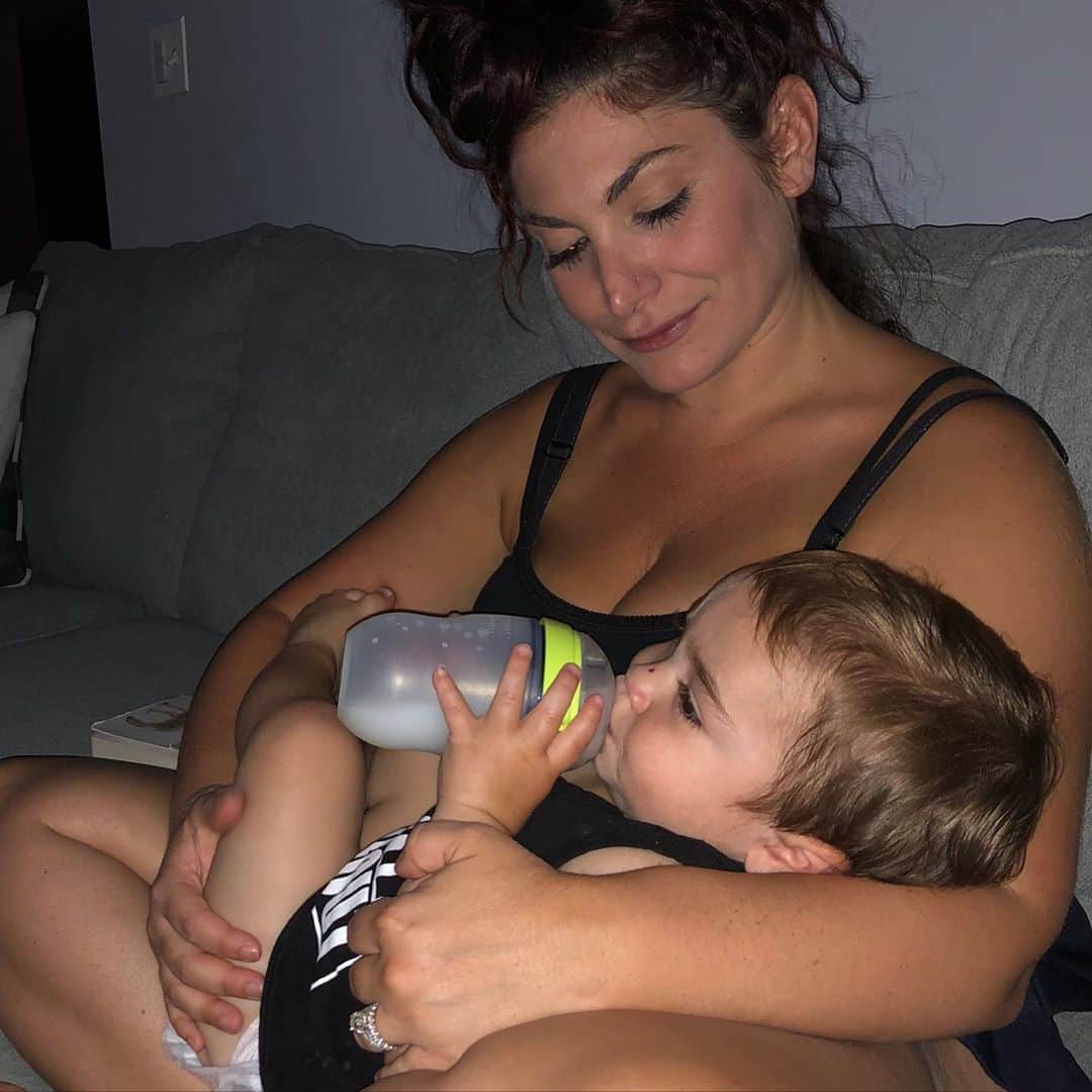 ディーナ・ニコール・コルテーゼのインスタグラム：「Since celebrities love to over filter their pictures to be Instagram models .. here’s a real picture of a mom..that her husband took without any knowledge .. #nofilter」