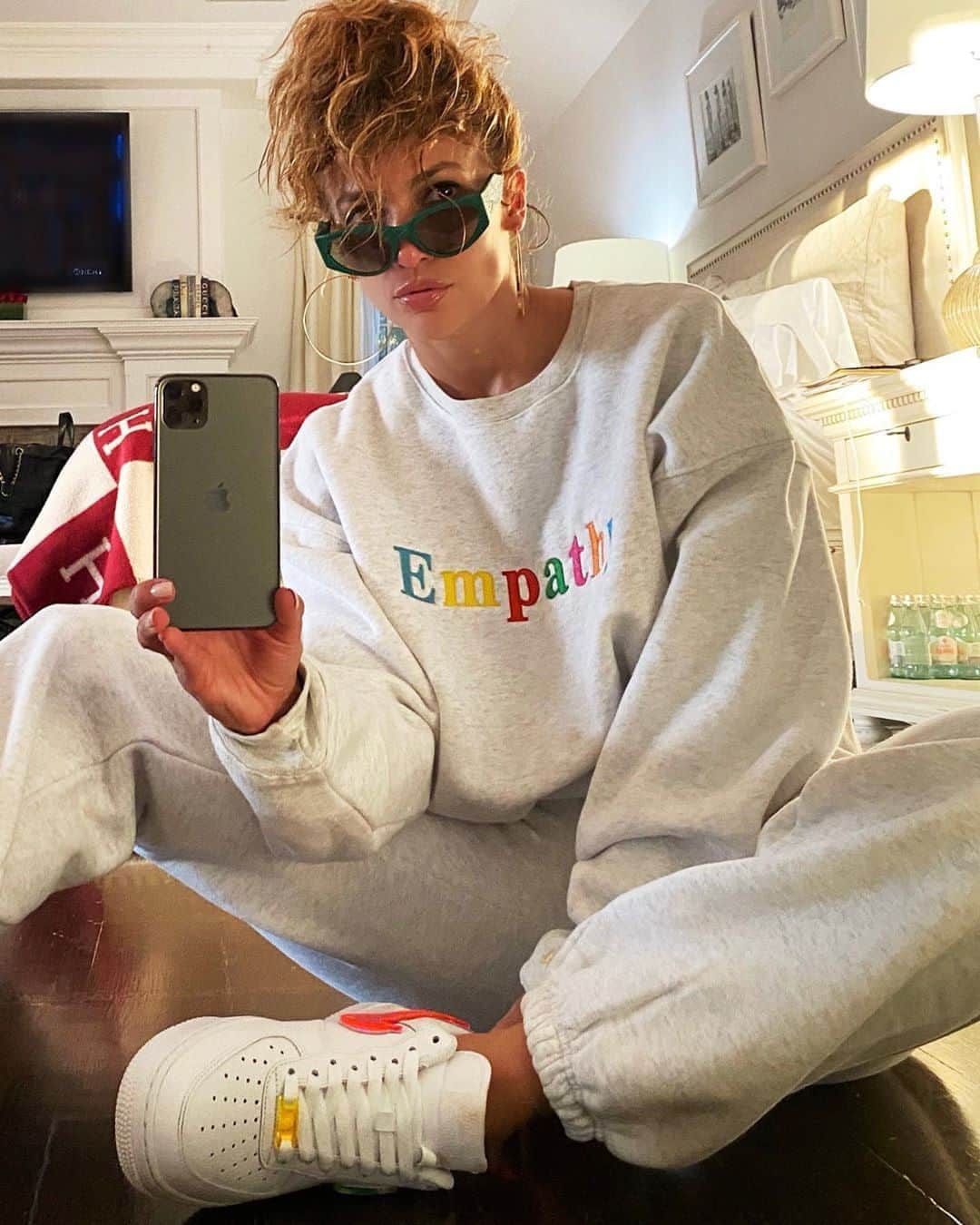 WHO WHAT WEARさんのインスタグラム写真 - (WHO WHAT WEARInstagram)「Halfway to Friday vibes courtesy of J.Lo. 💯 photo: @jlo」8月20日 9時30分 - whowhatwear