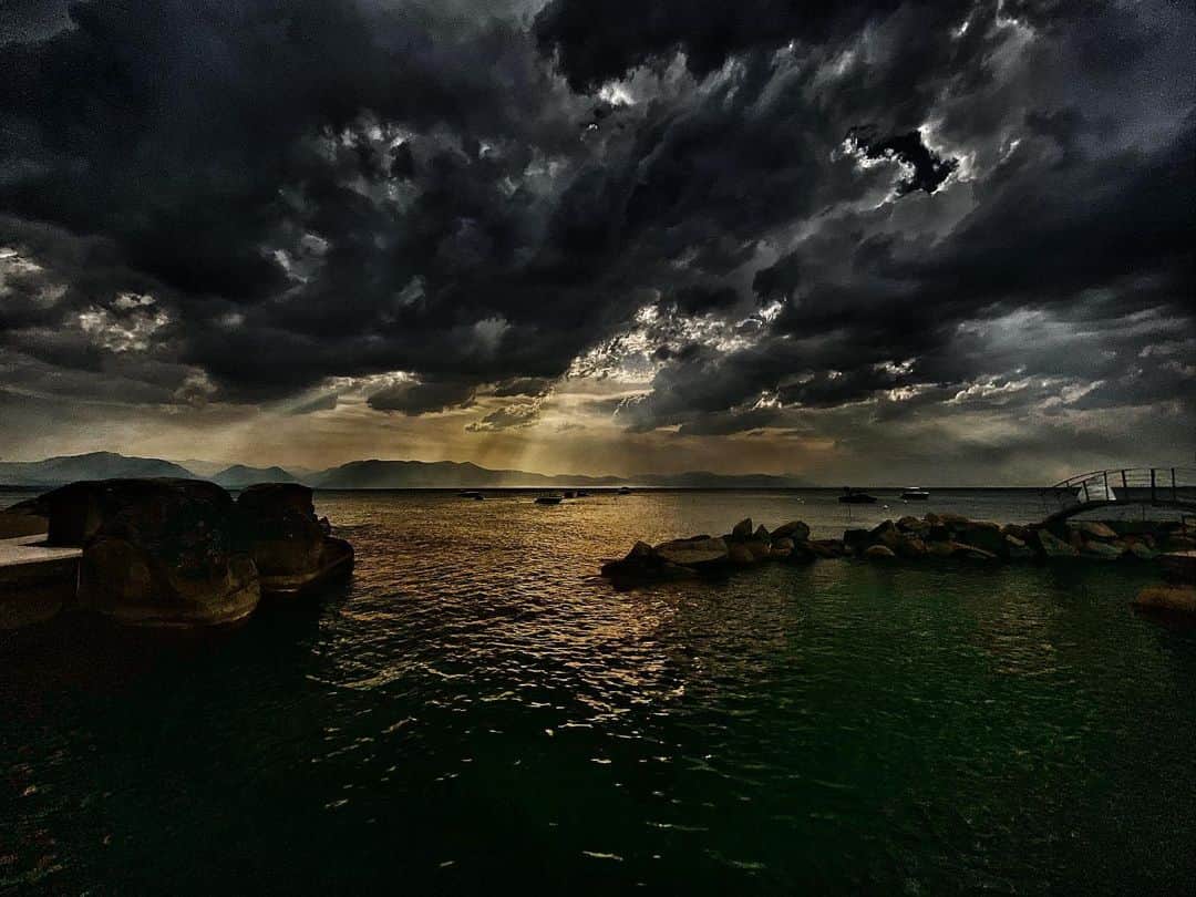 ブリアナ・エヴィガンのインスタグラム：「Oh the beauty of planet earth... it never gets old to look at. We will easily be whipped out, don’t forget. Take care of yourself, take care of the planet, take care of the animals, take care of your brothers and sisters. We were given a perfect place to live in that works perfectly within itself. Only we are the ones that are destructive. Between politics, climate change, the natural disasters, discrimination and all the hatred in the world, I know there is still love, it is the only weapon. There will always be beauty. Listen to your heart and follow those special gifts given to you, they are just for you. I love you. 🧡」