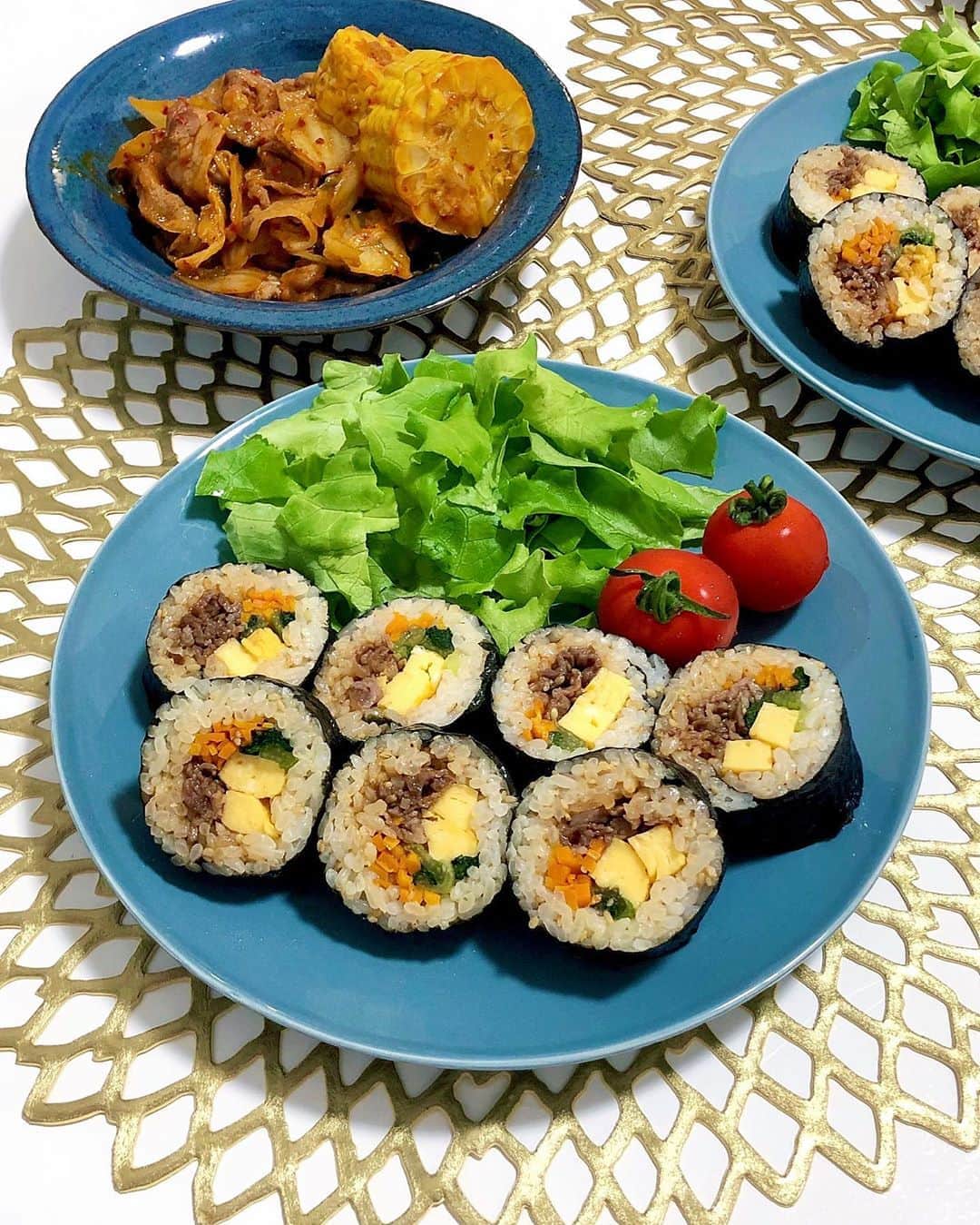 のインスタグラム：「🥕🌽🥒💕おはようございます✨ Good morning! Great food makes a healthy body😊Have a nice day♡ . 韓国海苔巻きのキンパを作りました♪ . スタミナがしっかりつくように 副菜は豚キムチ🐷(一緒に炒めたとうもろこし付)🌟 . . ・・・・・〈海苔の栄養〉・・・・・ 海苔は別名「海の野菜」ともいわれ ビタミンやミネラルを含むだけでなく タンパク質は必須アミノ酸を全種類持ち 実はとても栄養バランスのよい食材です💓 食物繊維が豊富なところも嬉しいポイント😌 . 是非、ご参考になさってみてください❣️ . . 皆さんは今朝、何を召し上がりましたか？👩🏻‍🍳💓 . . #管理栄養士 #栄養士 #料理研究家 #ワンプレートごはん #ワンプレート #キンパ #김밥 #韓国 #韓国料理 #混ぜご飯 #栄養満点 #healthyfood #healthydiet #dietitian #registereddietitian #ビタミン補給 #緑黄色野菜 #カロテン #リコピン #おうちごはん #簡単ごはん #栄養バランス #管理栄養士ごはん #ささっと飯 #いただきます」