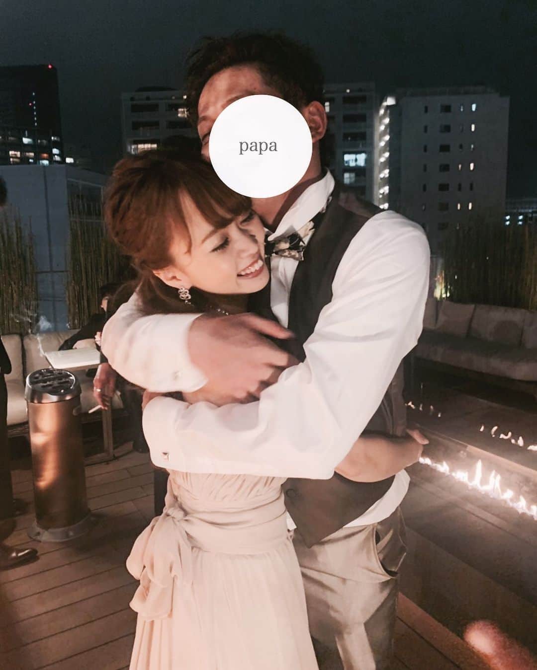 さっぴちゃんのインスタグラム：「... ... 𝐰𝐞𝐝𝐝𝐢𝐧𝐠 🥀... ... . #sappiwedding . 二次会の❤︎えげつない写真写り悪い人👨🏽(笑) 会場のテラスでやれたの本当に素敵だったなぁ♡ . がっくん産まれたから4人でもう一回 結婚式やるのもありなのでは🤔♡？？？(笑) . . 毎日わたしが手が離せない時は おむつ替えてくれたり、ミルクあげてくれたり 洗い物にゴミ捨てに、早く帰ってきた日は ご飯作ってくれたりできる範囲で手を貸して くれるから、もう大助かり🥺♡♡♡ . なんと言っても毎日笑わせてくれるし 面白すぎて会社やりながらYouTuberにもなったら いいんじゃないかなと思うくらい👨🏽(笑) . 変な踊りとか動きとか、それを真似する あかりのテンションの上がり方が凄まじいし あかりもあかりでよく喋るようになって 最近本当に面白くてこれからもっと楽しみ🎀 . がっくん産まれてからの方が夫婦で協力プレーが できてて、なんだかそれが凄い嬉しい☺️♡♡ . . ………………………………(♡)……………………………… . ￼」