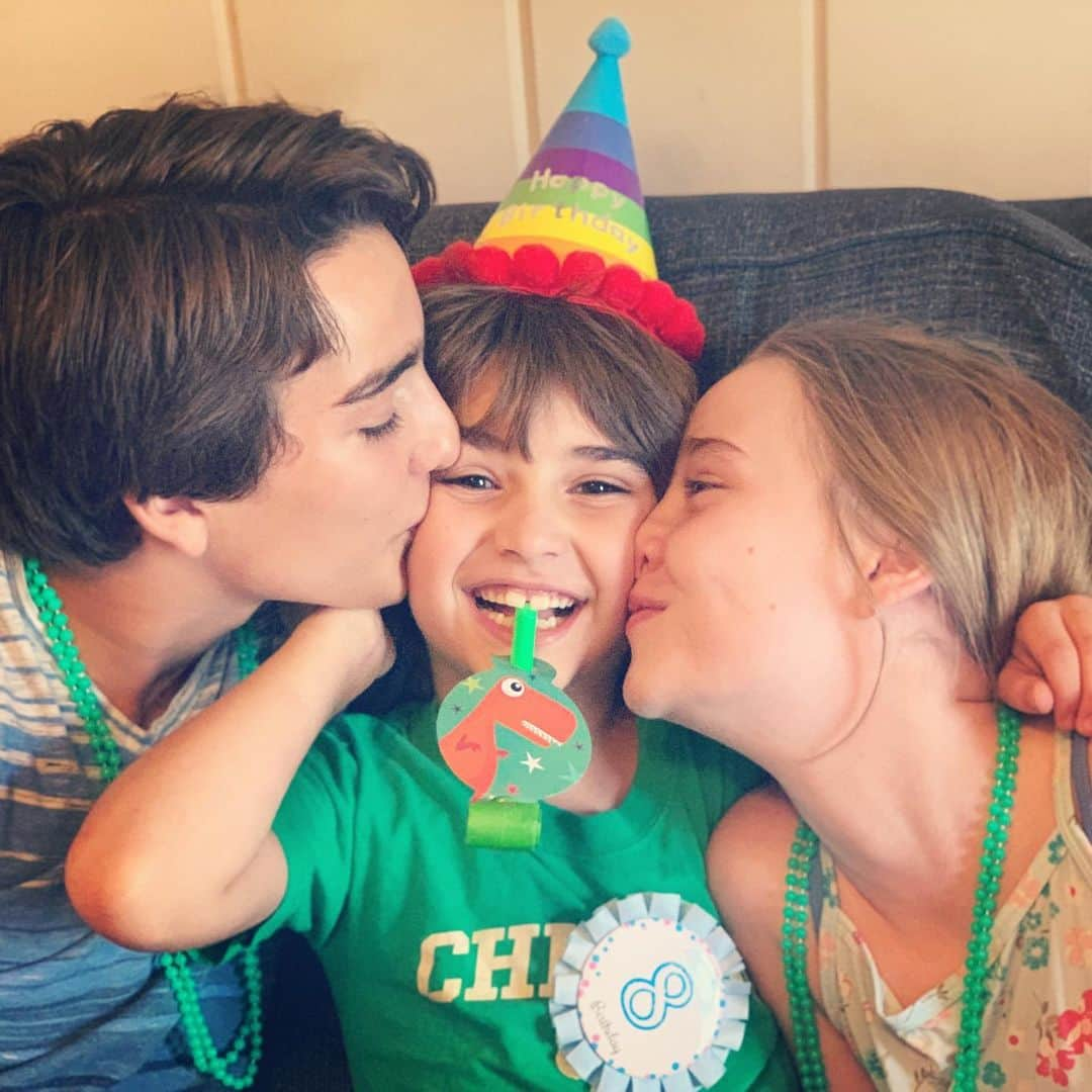 イライアス・ハーガーのインスタグラム：「Happy birthday to my baby brother. Love you, Isaac! @isaacharger 🥰🎂🥳 #8today!」