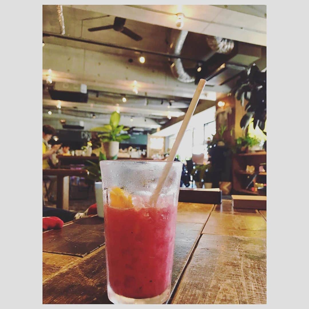 去来川奈央さんのインスタグラム写真 - (去来川奈央Instagram)「.🍹 水分補給🍉🌞🌻 お忘れなく〜🍍 . #ドラゴンフルーツ #ドラゴンフルーツジュース 🥭 #子連れカフェ大阪 #子連れランチ大阪 #大阪カフェ巡り #大阪グルメ #フレッシュジュース #大阪カフェ部」8月20日 9時32分 - nao.isagawa