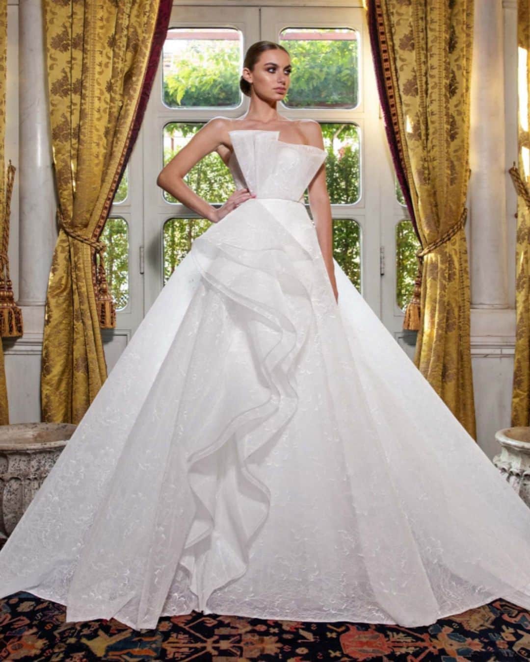 SOYOO BRIDALさんのインスタグラム写真 - (SOYOO BRIDALInstagram)「.  Georges Hobeika x SOYOO Bridal 🏷  Welcome our new designer 🤍  코로나로 아쉬웠던 봄을 지나보내고 다시 가을을 기다려야만하는 소유 신부님들을 위한 추가 라인업 🍂   #조르쥬호베이카 #소유브라이덜 #2021spring #officiallyinkorea📍  #소유의열네번째브랜드 #늦가을에옵니다..#힘내세요🙏」8月20日 9時33分 - soyoobridal_official