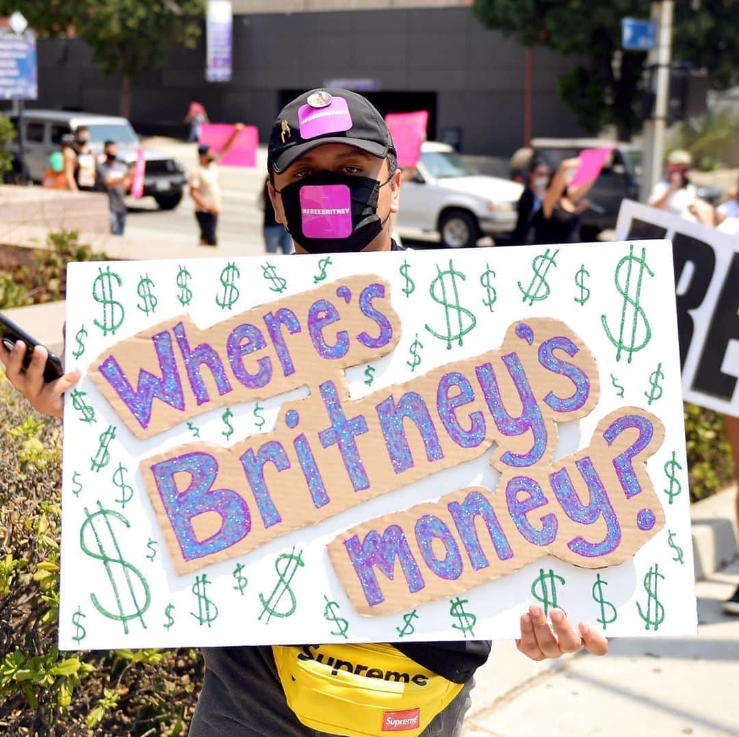 Good Morning Americaさんのインスタグラム写真 - (Good Morning AmericaInstagram)「#FreeBritney: Supporters of Britney Spears gather outside a courthouse in downtown for a “Free Britney” protest as a hearing regarding Spears' conservatorship is in session this afternoon in Los Angeles, California. Spears was placed in a conservatorship managed by her father, James Spears, and an attorney following her involuntary hospitalization for mental care in 2008.   📸: Matt Winkelmeyer/Getty Images」8月20日 9時39分 - goodmorningamerica