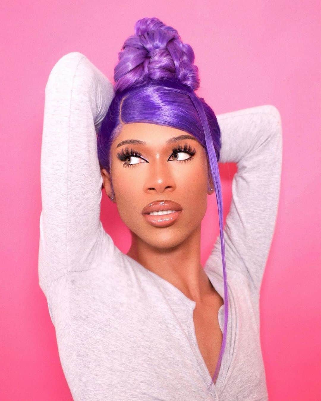 YouTubeさんのインスタグラム写真 - (YouTubeInstagram)「Bow down to Alfred Thee Stallion. Click the link in bio to watch @AlfredLewislll pull off the royally purple WAP updo.」8月20日 9時42分 - youtube