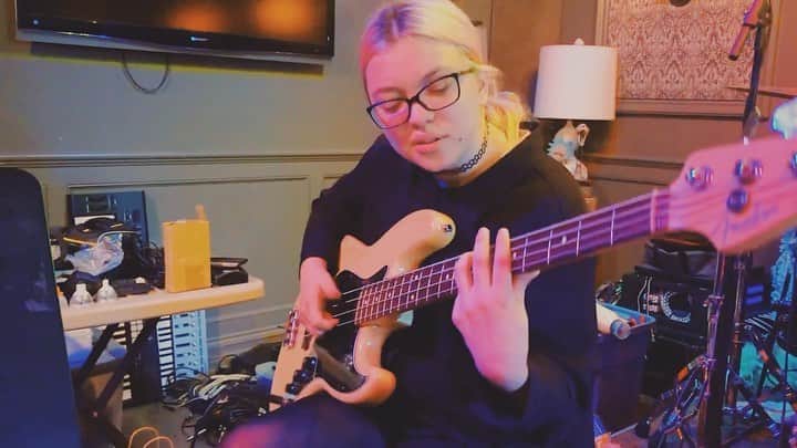 HEY VIOLETのインスタグラム：「we’re getting flea to slap some bass on HV2」