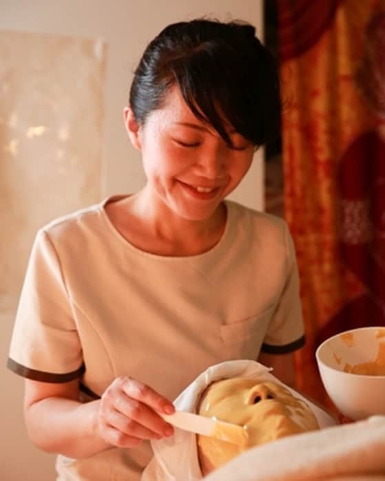 Yuka Mukaibayashiさんのインスタグラム写真 - (Yuka MukaibayashiInstagram)「. 連日の暑さに . エアコンがあって良かった！ . そう痛感しております向林です . 昨年までは、エステ中はエアコンを切っていたのですが . さすがに今年はカウンセリング側だけ稼働しながら施術しております . お客様に直接風が当たらないようにしております . そんな厳しい暑さなのに . 今年はマスクをしなくてはいけない、、、 . 長時間していると蒸れて . 汗ばんで . あぁ、雑菌が繁殖してニキビや肌荒れの原因に(T_T) . そこでRuangでは . お肌の常在菌を整える『モデリングマスク』 . そして７周年エステで人気のあった『薬用ピールオフ炭酸パック』 . この２つのスペシャルパックを【くじ引き】で半額以下でさせていただきます💆🏻‍♀️ . 最安値は¥３００ですよ〜😄 . ◆9月末日まで . . ●モデリングマスク● . 夏のお肌は汗ばみやすく(ましてや今年はマスクをするので！)悪玉菌が増えるのを抑え、常在菌のバランスを整えます。 . ニキビを防ぎ、潤いのあるしっとり肌へ。 . 敏感肌や、赤みが出やすいお肌にも！ . 鎮静効果◎ . . ●薬用ピールオフ炭酸パック● . 炭酸の血行促進と毛細血管強化に関する植物エキスで、お肌のゆるみを引き締めてキュッと小顔に！ . 肌の潤い、ハリを感じられるパックです。 . .  ⌘⌘⌘⌘⌘⌘⌘⌘⌘⌘⌘⌘⌘⌘⌘ . 岐阜県大垣市  市役所近く 🟢エステ るあん🟢 ↓↓↓プロフィールへ @ruang2013510 . ⌘⌘⌘⌘⌘⌘⌘⌘⌘⌘⌘⌘⌘⌘⌘ . プロフィールの下段にあります❣️ タップしてね😊 🔗↓↓↓ linktr.ee/ruang2013510 . ⌘⌘⌘⌘⌘⌘⌘⌘⌘⌘⌘⌘⌘⌘⌘ フェイシャル ボディ パワーレメディ 骨盤メソッド【B-FRAP】 MIREY O2クラフト ALTHAUS   #エステるあん #大垣エステ #大垣エステサロン #大垣エステティックサロン #プライベートサロン #アンチエイジング #Ｏ2クラフト #MIREY #高濃度酸素オイル #小顔  #パワーレメディ #肩こりひどい #首こりつらい #背中が重い #骨盤矯正 #骨盤メソッド #猫背 #ALTHAUS #二人三脚 #モデリングマスク #常在菌 #薬用ピールオフ炭酸パック #いいの引いてね^_^」8月20日 9時54分 - ruang2013510