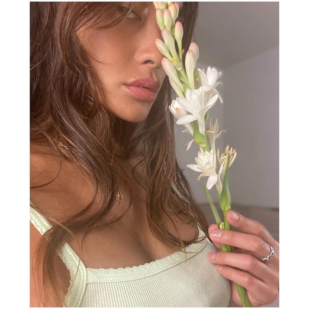 ジェラ・マリアーノのインスタグラム：「E kau mai ana ka haliʻa No sweet tubarose poina ʻole  Me he ala e ʻi mai ana iaʻu He welina pau ʻole me ia pua  Aloha kuʻu pua ʻala onaona I wili ʻia me maile lau liʻi  Ke hea nei ku'u lei ʻala onaona E hoʻi mai kāua la e pili  Haʻina ʻia mai ana ka puana Kuʻu pua tubarose poina ʻole」