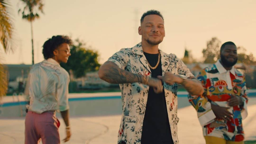 Vevoさんのインスタグラム写真 - (VevoInstagram)「The trio we didn't know we needed. 🤯 Watch @kanebrown_music team up with @thegr8khalid & @swaelee for their summer hit, #BeLikeThat. 🔥 ⠀⠀⠀⠀⠀⠀⠀⠀⠀ ▶️[Link in bio] #KaneBrown #BeLikeThat #Khalid #SwaeLee」8月20日 10時05分 - vevo