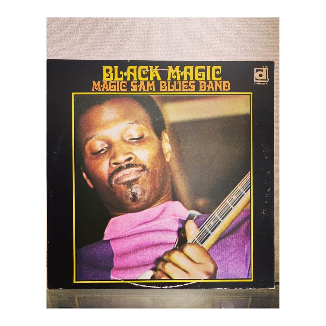 林幸治さんのインスタグラム写真 - (林幸治Instagram)「Magic Sam Blues Band ‎– Black Magic  2枚のオリジナルアルバムを残してこの世を去ったシカゴのブルースマン、マジック・サムのセカンド。ソウルの香りがするのが良い。  #vinyl #1969 #magicsam #magicsambluesband #uspressing #nowspinning」8月20日 10時05分 - tct_koji_hayashi