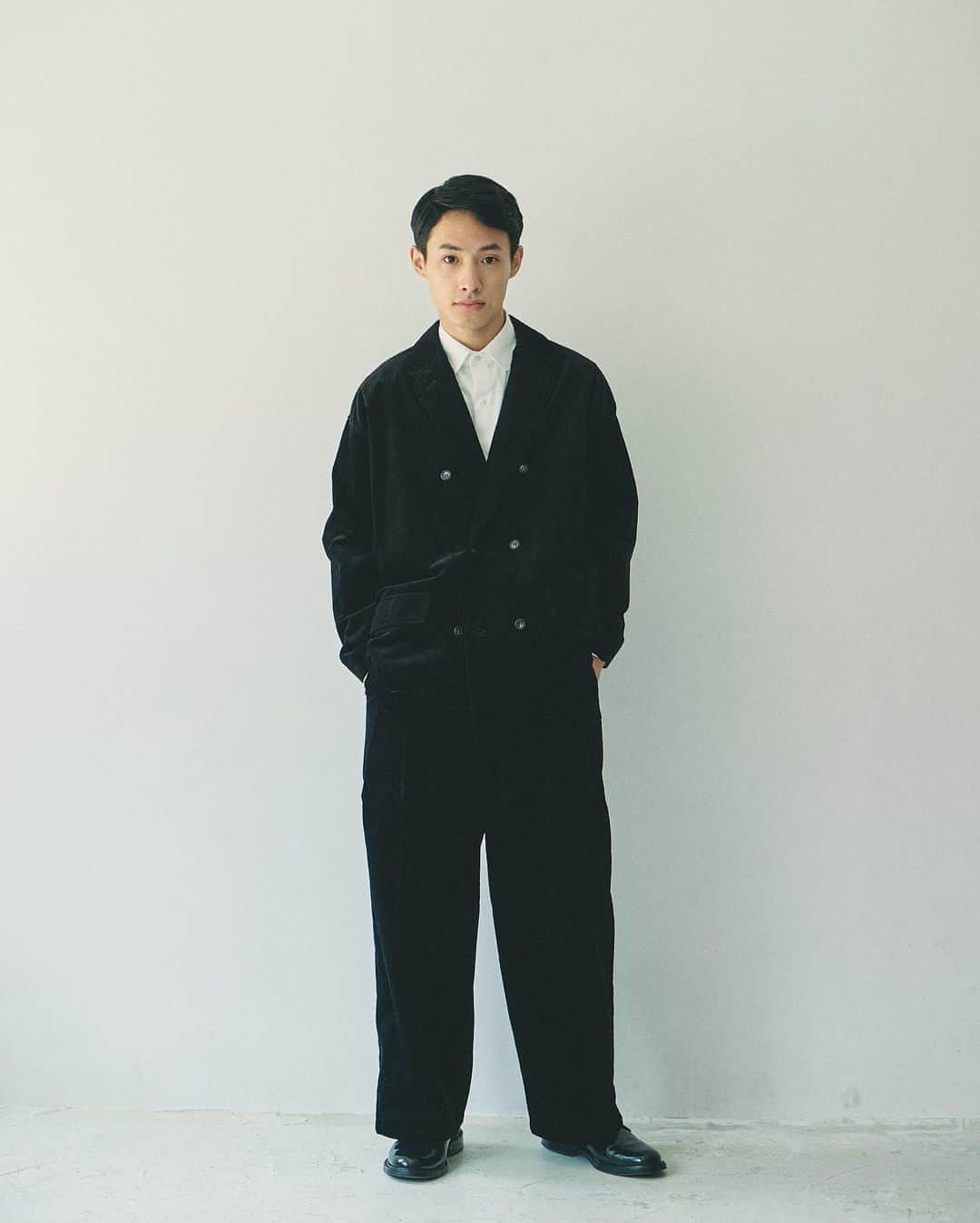 yukiのインスタグラム：「Dress Utility Shirt ㅤㅤㅤㅤㅤㅤㅤㅤㅤㅤㅤㅤㅤ ドレススタイルでもカジュアルスタイルでも、 結婚式にも着ることができて、一枚でも普段使いできる、 そんな万能選手の白シャツです。 ㅤㅤㅤㅤㅤㅤㅤㅤㅤㅤㅤㅤㅤ 肌触りが良く、とろみのあるブロード地は 手入れの仕方によって姿を変えてくれます。 ㅤㅤㅤㅤㅤㅤㅤㅤㅤㅤㅤㅤㅤ アイロンをかけて綺麗に。 洗い晒しでざっくりと。 ㅤㅤㅤㅤㅤㅤㅤㅤㅤㅤㅤㅤㅤ 仕立てはドレスシャツをベースにしながらも、 しっかりしすぎず、柔らかなつくりをしているため、 ボタンを外したり、腕まくりをしたり、 ストレスなくラフに着ることができます。 ㅤㅤㅤㅤㅤㅤㅤㅤㅤㅤㅤㅤㅤ 「白い無地のシャツ」というシンプルな服ですが、 これ一つでいろいろな着方を楽しんでいただけたら、 とても嬉しいです。 ㅤㅤㅤㅤㅤㅤㅤㅤㅤㅤㅤㅤㅤ また、このシャツは、「僕らの服づくり」という モノに込められた価値を追求するプロジェクトの中で、 制作過程を共有したものでもあり、沢山の生産現場の方と コミュニケーションを取りながら完成した服です。 ㅤㅤㅤㅤㅤㅤㅤㅤㅤㅤㅤㅤㅤ シャツに込められた沢山の作り手さんの想いが 多くの人に届くことを願っています。 ㅤㅤㅤㅤㅤㅤㅤㅤㅤㅤㅤㅤㅤ 購入はプロフィールのリンクからお願い致します。」