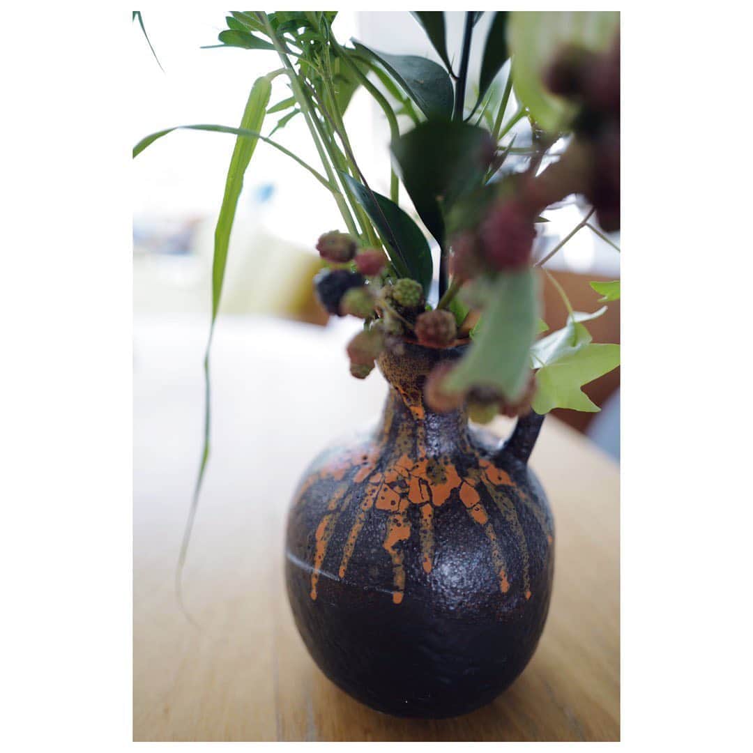 土井地恵理子さんのインスタグラム写真 - (土井地恵理子Instagram)「・ またまた花瓶。笑 つい集めちゃう。 ・ 1960ー70年代 旧西ドイツを中心に流行した 'Fat Lava'と呼ばれるヴィンテージ陶磁器。 どろりと流れる溶岩(=Lava)のような表情が特徴的なやつ。 ・ 昨日の撮影のお花を飾って。 可愛い❤︎ ・ ・ @whole_kanazawa にて。 良いお店だっなぁ。 メッシュのビッグトートもget。 @the_landscapers_japan もあった✨ ・ ・ #fatlava #vase #花瓶 #花のある暮らし #myhome #interior #インテリア #d_home  #wholekanazawa #kanazawa #金沢」8月20日 10時21分 - ericodoiji