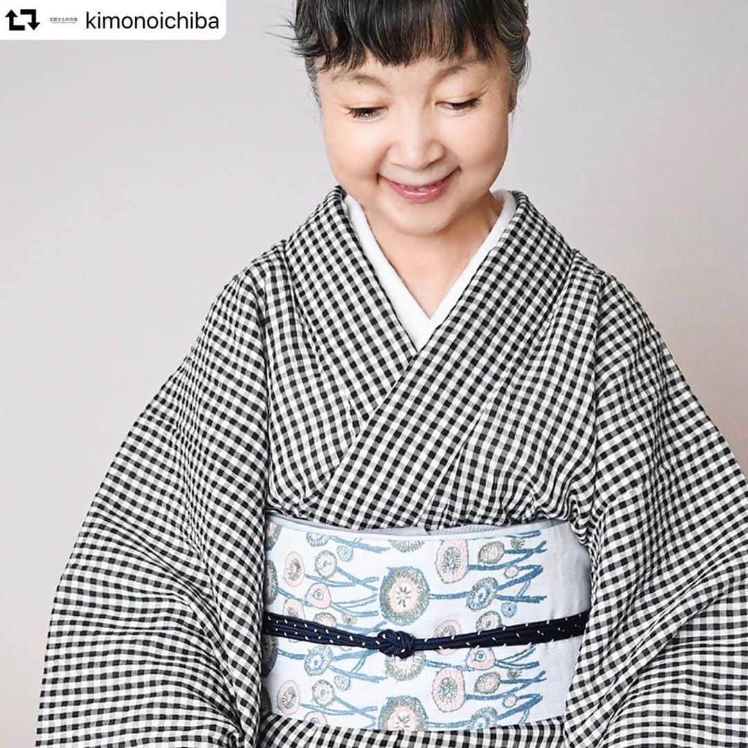 山崎陽子さんのインスタグラム写真 - (山崎陽子Instagram)「リポストさせていただきます。 きものと連載『つむぎみち』第８回。 photo by #atsukosaeki #佐伯敦子  @yunahica   #repost @kimonoichiba ・・・ 小格子と説明されましたが、私にとってこの柄はギンガムチェックです。 思い起こせば、最初のギンガムの記憶は、5歳のピアノの発表会で着たスモッキングが施されたちょうちん袖。映画『小さな恋のメロディ』でトレーシー・ハイドが着ていた制服が好きで、パンフレットを元に母にワンピースを縫ってもらったのは12歳。その後もギンガム熱はおさまらず、大人になってからも、『コム デ ギャルソン』や『アニエス・ベー』でワンピースやシャツを見つけては着たものです。  ✨きものと【new!】 洋服感覚で着る”小千谷ちぢみ”の新しい楽しみ  「つむぎみち」 vol.8  →コラムへはプロフィール欄のリンクよりどうぞ！  @yhyamasaki 季語とともに綴られる、静かに美しい「着物のある日常」。  #つむぎみち﻿ #山崎陽子﻿ #小千谷ちぢみ #ミナペルホネン #道明 #きものと﻿ #きものコーディネート﻿ #着物﻿ #着物コーディネート﻿ #着物好きな人と繋がりたい﻿ #京都きもの市場」8月20日 10時18分 - yhyamasaki