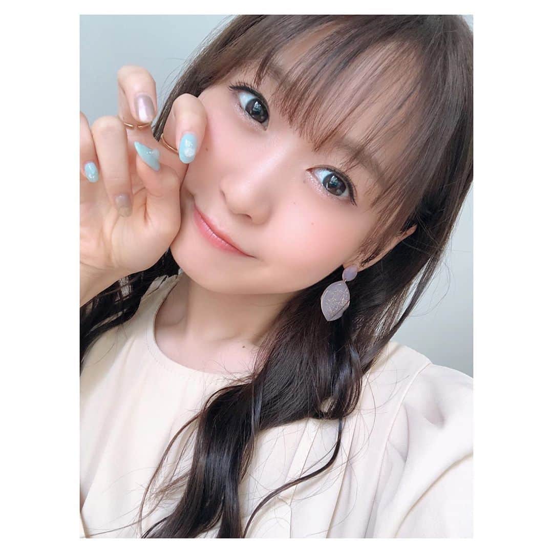 のインスタグラム：「・ ・ 全身がすごい可愛いワンピースなのに顔面のアップしかないの悔やまれる。これだからわたしってば… ・ おはようみなさん☀️ 今日も熱いみたいなので、お水を飲んで休み休み過ごしましょうね！ ・ OS-1そのままだと、味が苦手だけどまじでゼリーだと美味しいよ！オススメ😇✌️ ・ ・ #健康第一　#爪可愛いよね　#ソロライブがあったから　#手も足も今は　#水色ネイルだよ　#いぇーい　#君を好きでよかった　#このままずっと　#死ぬまでハッピー　#✌️ #beep」