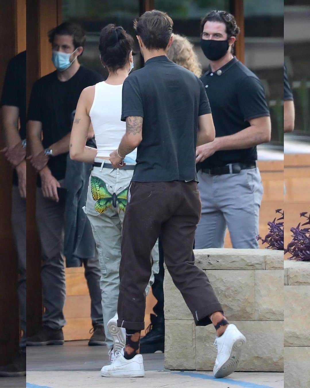 Just Jaredさんのインスタグラム写真 - (Just JaredInstagram)「Dua Lipa, who wore a matching butterfly top with her butterfly painted pants, and boyfriend Anwar Hadid head out to lunch with some friends in Malibu #DuaLipa #AnwarHadid Photos: Backgrid」8月20日 10時20分 - justjared