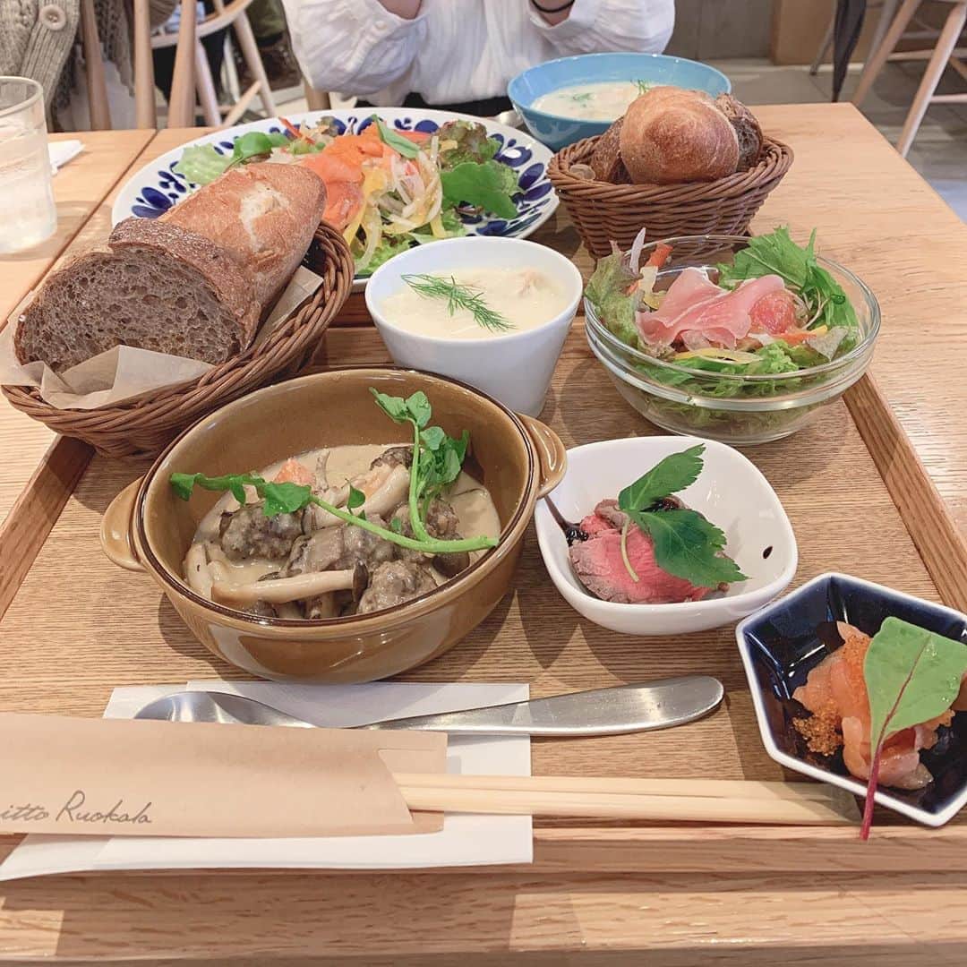 平佐知子さんのインスタグラム写真 - (平佐知子Instagram)「北浜のカフェ巡りが好き☕️  写真は、mount (揚げパン)  KeittoRuokala(ランチ)  #北浜ランチ  #北浜カフェ  #自撮り  #いいね  #フォローミー  #フォロー返します  ゆっくりね笑」8月20日 10時30分 - kandai20miss_5