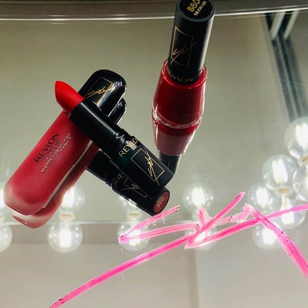 Revlonさんのインスタグラム写真 - (RevlonInstagram)「Signed. Sealed. Delivered. 💌   Have you snagged your #RevlonxSofia Makeup Kit(s) curated by the unstoppable @sofiacarson? Shop this special set in limited-edition shades: 🔴 The Sofia Red (the ultimate, fiery red) 👡 Obsessed (an always flattering nude)」8月20日 10時31分 - revlon
