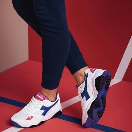 のインスタグラム：「. 【diadora NEW PRODUCT INFORMATION】 . "flex run wn" . diadoraランニングシューズからインスパイアされた"flex run wn" 厚めのソールと90年代を意識したカラーリングが特徴のタウンスニーカー。 通気性の良いナイロンメッシュアッパーで快適な履き心地が体感出来ます。 . #diadora #diadorasportswear #flexrun #makeitbright #sneakers #ディアドラ #ディアドラスポーツウェア #フレックスラン #スニーカー」
