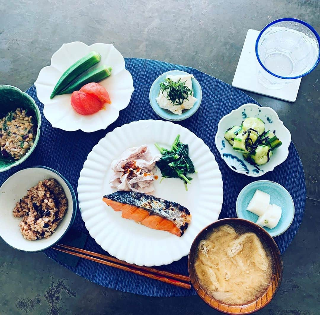 大草直子さんのインスタグラム写真 - (大草直子Instagram)「おはよう！しっかり食べて、今日も頑張ろうっと。朝から予定がいっぱい。最大細大気をつけながら、ここずっと続く、パワフルな出会いに感謝しよう。 @amarc_official では #昨日たくさんコメント頂いた #ワンピースとサンダルの #色合わせについて #語っています #どなたでもお読み頂けます #さあ今日も #闘志を燃やして笑笑笑笑」8月20日 10時28分 - naokookusa