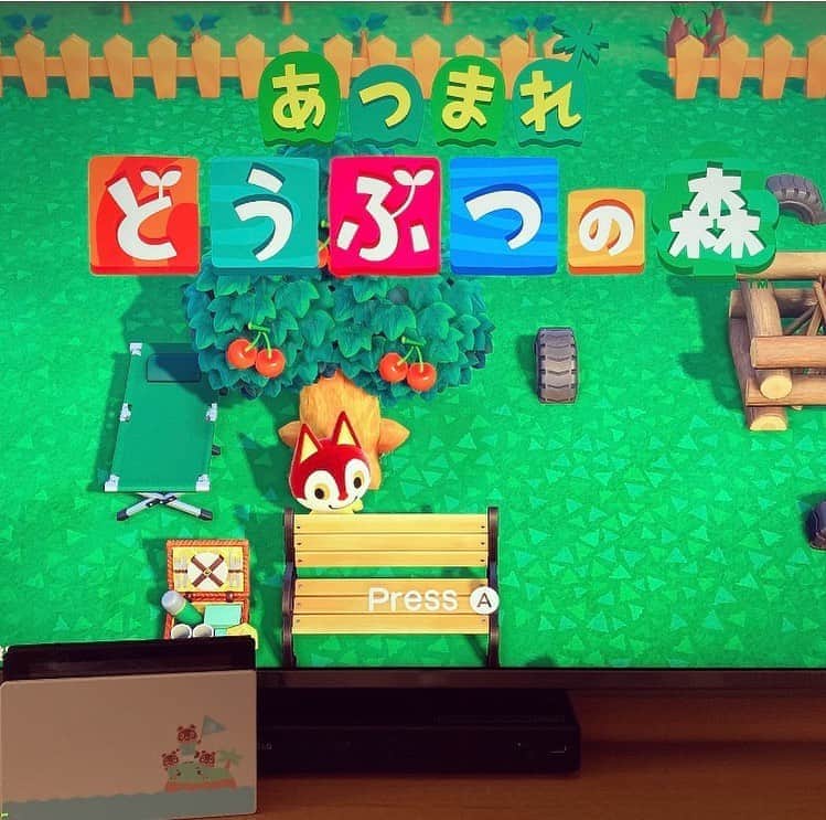 睦のインスタグラム：「どっぷりと ハマっています😆  やってて、 ふと気がつきました。  今、やりたい事を このゲームの中で やりまくってるなぁと。  外に出て、 友達と話したり。  外を駆け回って 釣りしたり。  DIYやったり、 部屋の模様替えをしたり、 バーベキューしたり、 旅行もしたり。  虫取り、 海釣り、 川釣り、 夜釣り。  しかも、 花火大会まで🎇  今。  コロナ禍で、 酷暑で、 出来ない事ぜんぶ。  まさに、 憧れの世界。  そして実は1番、 感動したのは。  老眼の私にとって、 スマホゲームより テレビ画面で大きくなり、 見やすいと言う事😅  マジで、買って 良かったです。  #nintendoswitch  #nintendo  #友達　 #friends  #friend  #あつまれどうぶつの森  #あつ森  #tv  #テレビ　 #ゲーム  #game  #猛暑  #夏  #任天堂  #任天堂スイッチ  #やりたいこと  #ともだち　 #presbyopia  #老眼　 #atsumeanimalforest  #ステイホーム  #summer  #stayhome  #作詞家  #artist  #lyricist  #model  #モデル　 #井上睦都実 #睦」