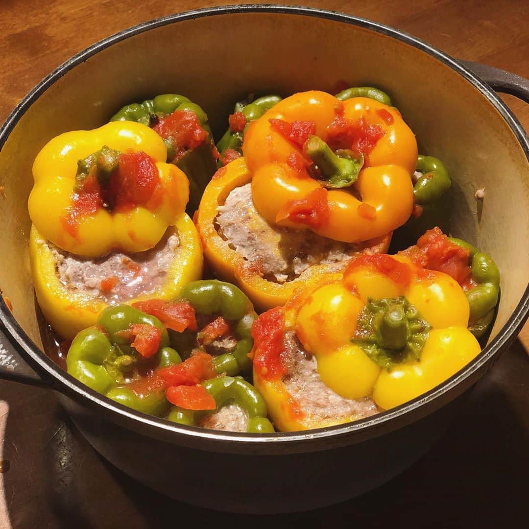 のインスタグラム：「最近の　#SAYUKIcooking  #パプリカのドルマ　パプリカの甘味と染み込んだ肉汁が予想を超える美味しさ #あさりとアスパラのレモンバター蒸し レモンでさっぱり #根菜とプルーンのバルサミコ煮　プルーンとバルサミコのフルーティな酸味とコクが根菜と合う。 #挽肉とナスのキーマカレー　レシピではオクラですが子供達が好きなアスパラにしました。簡単に鍋で10分なのに本格的な味に。  ここまで4つは　#重ねて煮るだけおいしいおかず #牛尾理恵　さんのレシピ本から作りました。この本は本当に良い！  #鶏ハム　#ラタトゥイユ #クスクス 作り置きレシピです。鶏ハムは胸肉を開いて塩をキビ砂糖とセージを擦り込みギュッとラップで巻いてアルミで更に巻いて、沸騰した鍋に30秒。火を止めて覚めるまで5時間ほど放置で完成！  #ナスとカボチャとチーズの重ね焼き カボチャはクミン、ナスはビルサミコ、タマネギは塩だけでソテーして熱いままチーズを挟み、型に重ねて冷ます。食べる前に上のチーズをバーナーで焼いて盛り上げます笑。  #ポテトサラダ　#照り焼きチキン 作り置きです。でも全部一回で完食された😱  #あさりアスパラと大葉のトマトソースパスタ　パスタはすぐに出来てタンパク質野菜全部1食で取れて大体何でも美味しくなるw素晴らしい料理だ👍🏻✨  　#サラダバイブル　#thebibleofsalad  も何年も愛用のレシピ本。こちらは本格的で美しく、眺めているだけでもうっとり。 2冊と更にガスバーナーも　@hfumie からの誕生日プレゼントで今だに活躍中。さすが食いしん坊仲間のセレクト👏🏻  毎日おうちごはんは作るのも、食べる側も飽きてくるので、ワンパターンにならない様にレシピ本に頼ったりして工夫してます。自分の味になり過ぎず、食べて発見もあって楽しい！  これは使える！っていうおススメのレシピ本あったら教えて下さい☺️💕✨」
