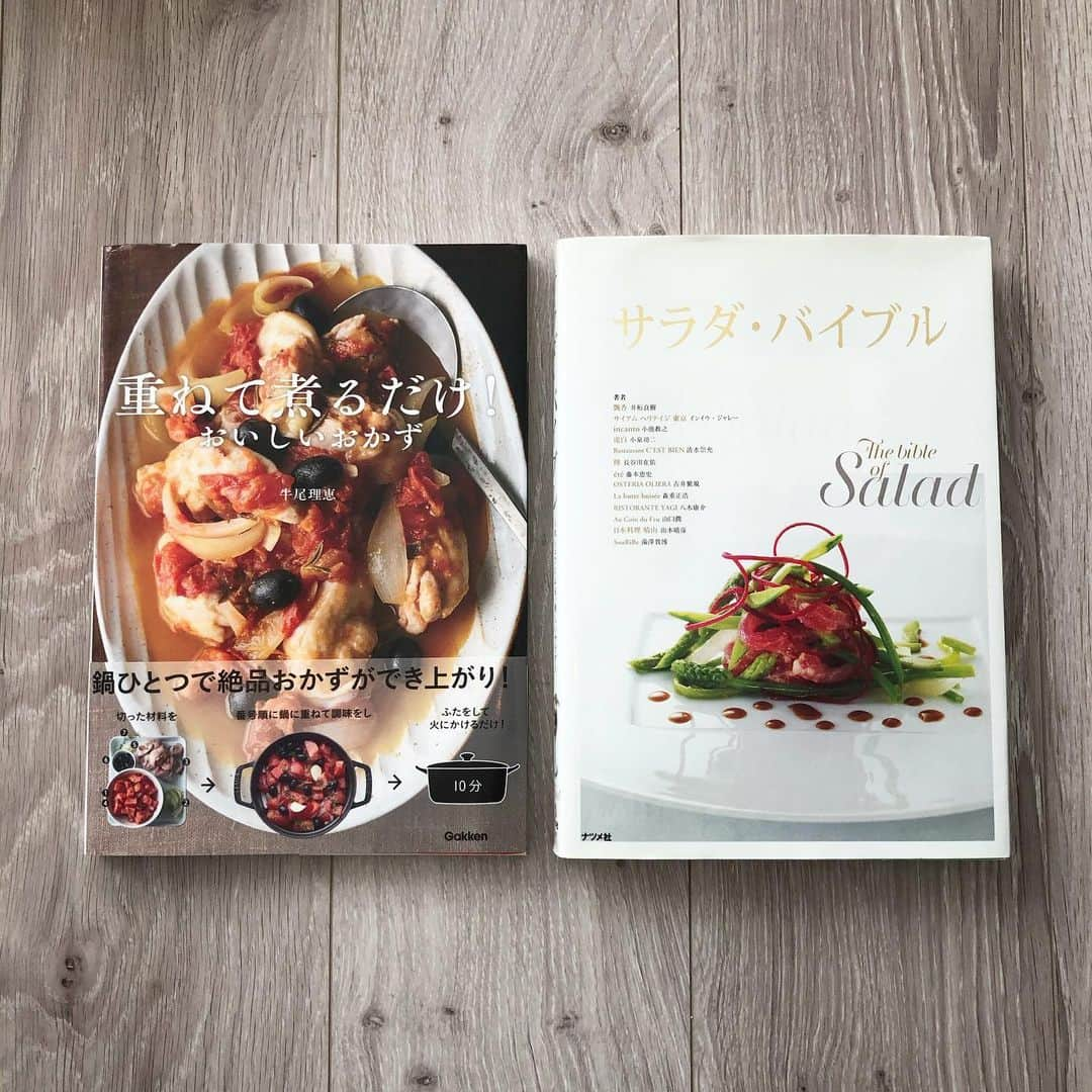 SAYUKIさんのインスタグラム写真 - (SAYUKIInstagram)「最近の　#SAYUKIcooking  #パプリカのドルマ　パプリカの甘味と染み込んだ肉汁が予想を超える美味しさ #あさりとアスパラのレモンバター蒸し レモンでさっぱり #根菜とプルーンのバルサミコ煮　プルーンとバルサミコのフルーティな酸味とコクが根菜と合う。 #挽肉とナスのキーマカレー　レシピではオクラですが子供達が好きなアスパラにしました。簡単に鍋で10分なのに本格的な味に。  ここまで4つは　#重ねて煮るだけおいしいおかず #牛尾理恵　さんのレシピ本から作りました。この本は本当に良い！  #鶏ハム　#ラタトゥイユ #クスクス 作り置きレシピです。鶏ハムは胸肉を開いて塩をキビ砂糖とセージを擦り込みギュッとラップで巻いてアルミで更に巻いて、沸騰した鍋に30秒。火を止めて覚めるまで5時間ほど放置で完成！  #ナスとカボチャとチーズの重ね焼き カボチャはクミン、ナスはビルサミコ、タマネギは塩だけでソテーして熱いままチーズを挟み、型に重ねて冷ます。食べる前に上のチーズをバーナーで焼いて盛り上げます笑。  #ポテトサラダ　#照り焼きチキン 作り置きです。でも全部一回で完食された😱  #あさりアスパラと大葉のトマトソースパスタ　パスタはすぐに出来てタンパク質野菜全部1食で取れて大体何でも美味しくなるw素晴らしい料理だ👍🏻✨  　#サラダバイブル　#thebibleofsalad  も何年も愛用のレシピ本。こちらは本格的で美しく、眺めているだけでもうっとり。 2冊と更にガスバーナーも　@hfumie からの誕生日プレゼントで今だに活躍中。さすが食いしん坊仲間のセレクト👏🏻  毎日おうちごはんは作るのも、食べる側も飽きてくるので、ワンパターンにならない様にレシピ本に頼ったりして工夫してます。自分の味になり過ぎず、食べて発見もあって楽しい！  これは使える！っていうおススメのレシピ本あったら教えて下さい☺️💕✨」8月20日 10時48分 - sayukisvoice