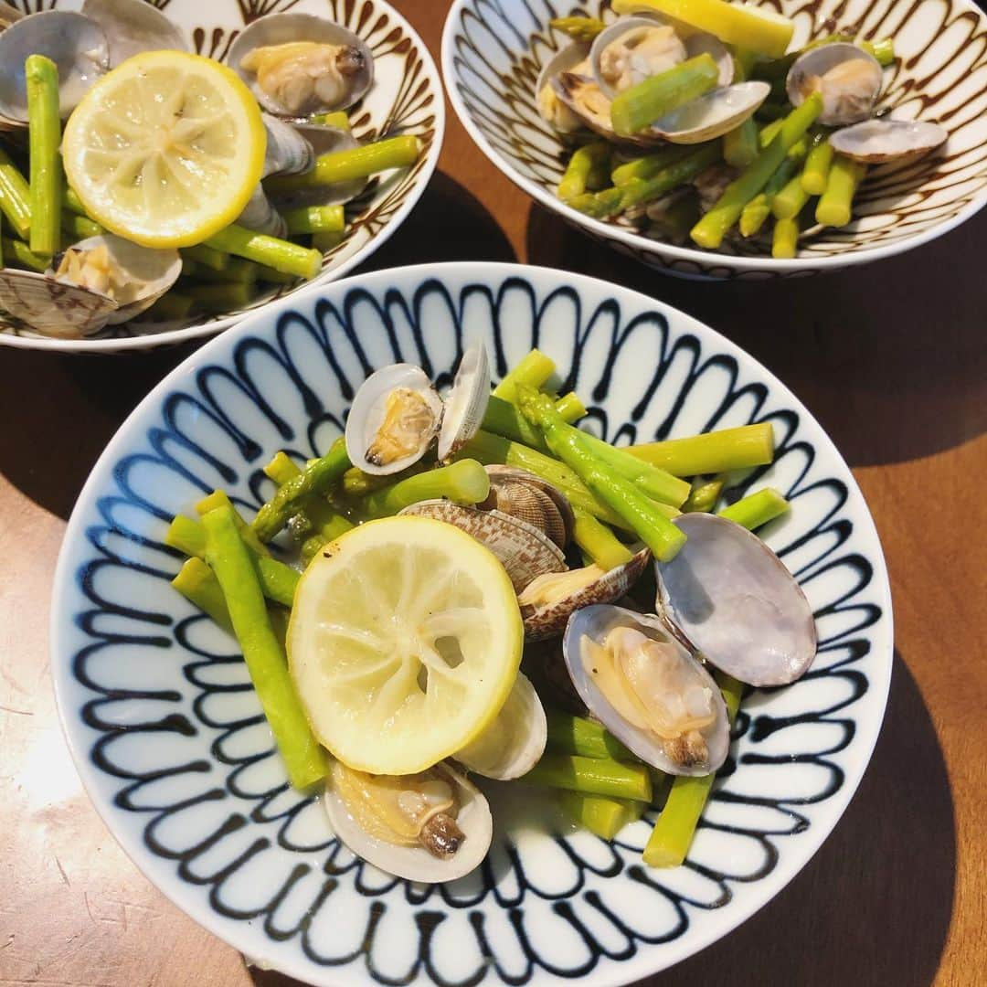 SAYUKIさんのインスタグラム写真 - (SAYUKIInstagram)「最近の　#SAYUKIcooking  #パプリカのドルマ　パプリカの甘味と染み込んだ肉汁が予想を超える美味しさ #あさりとアスパラのレモンバター蒸し レモンでさっぱり #根菜とプルーンのバルサミコ煮　プルーンとバルサミコのフルーティな酸味とコクが根菜と合う。 #挽肉とナスのキーマカレー　レシピではオクラですが子供達が好きなアスパラにしました。簡単に鍋で10分なのに本格的な味に。  ここまで4つは　#重ねて煮るだけおいしいおかず #牛尾理恵　さんのレシピ本から作りました。この本は本当に良い！  #鶏ハム　#ラタトゥイユ #クスクス 作り置きレシピです。鶏ハムは胸肉を開いて塩をキビ砂糖とセージを擦り込みギュッとラップで巻いてアルミで更に巻いて、沸騰した鍋に30秒。火を止めて覚めるまで5時間ほど放置で完成！  #ナスとカボチャとチーズの重ね焼き カボチャはクミン、ナスはビルサミコ、タマネギは塩だけでソテーして熱いままチーズを挟み、型に重ねて冷ます。食べる前に上のチーズをバーナーで焼いて盛り上げます笑。  #ポテトサラダ　#照り焼きチキン 作り置きです。でも全部一回で完食された😱  #あさりアスパラと大葉のトマトソースパスタ　パスタはすぐに出来てタンパク質野菜全部1食で取れて大体何でも美味しくなるw素晴らしい料理だ👍🏻✨  　#サラダバイブル　#thebibleofsalad  も何年も愛用のレシピ本。こちらは本格的で美しく、眺めているだけでもうっとり。 2冊と更にガスバーナーも　@hfumie からの誕生日プレゼントで今だに活躍中。さすが食いしん坊仲間のセレクト👏🏻  毎日おうちごはんは作るのも、食べる側も飽きてくるので、ワンパターンにならない様にレシピ本に頼ったりして工夫してます。自分の味になり過ぎず、食べて発見もあって楽しい！  これは使える！っていうおススメのレシピ本あったら教えて下さい☺️💕✨」8月20日 10時48分 - sayukisvoice