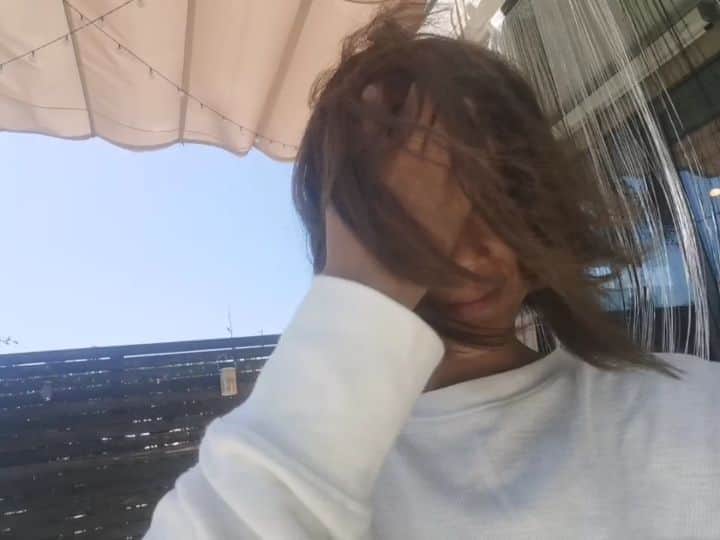 脇田恵子のインスタグラム：「気持ちいい🤗🍃 風で髪の毛遊ばれてるけど😂」