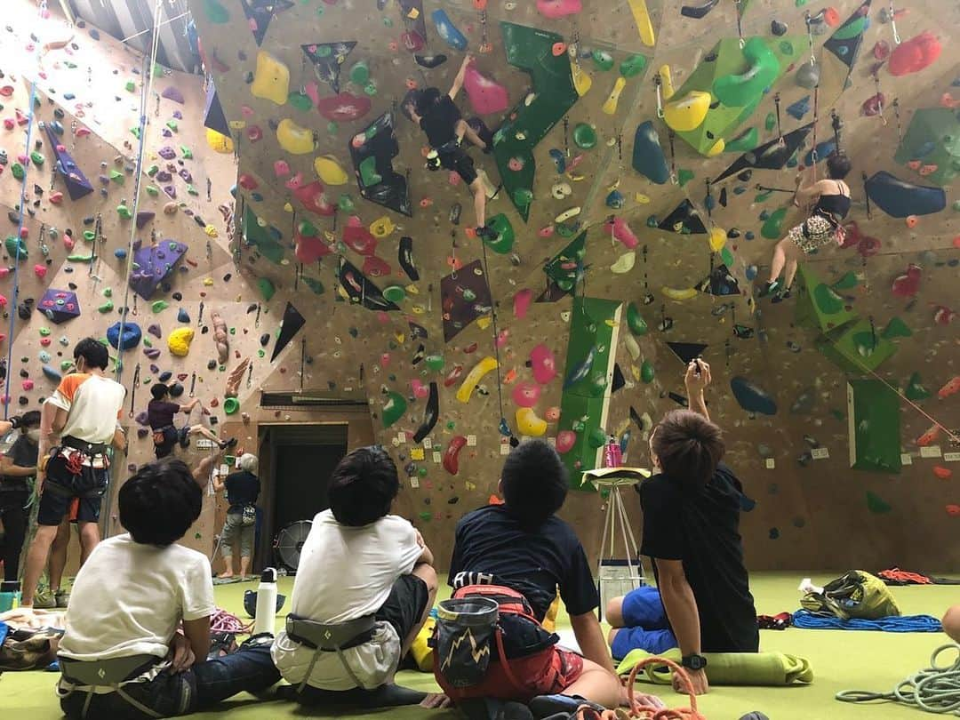 伊東秀和さんのインスタグラム写真 - (伊東秀和Instagram)「少し、この夏を振り返ってみようと思います🌈いくつかあるのですが、自分にとっては１つ１つが大きな一歩だったと思います！  どれだけ長い時間、登れなかったり家族で出かけられない状態が続きましたかね、、。そろそろ半年になろうとしています。 我が家でも子供達は、3月から学校が完全に3ヶ月お休みでした。コロナウイルス拡大を防止する為の自粛期間が長く続き、今だに家族での外食も行ってません、、。 6月頃から登り始めたとはいえ、多くの人たちは今でも、色々な制限の中での生活を余儀なくされてると思います。 子供たちも毎年の夏の楽しみも感じれてないはずです。家族の旅行🏖だけでなく大会なども中止や延期が続いています。  そんな中で、まだまだ全国的にはレッスンをできない状態ではありますが、 @pump2climbing でのアスリート単発レッスンと、栃木で子供達対象のレッスンを開催しました✅ 年に数回ジムを貸し切ってグループで開催するアスリートレッスンは、春も夏も開催できないことから少人数でクラスを分けて開催する事になりました💫 今後も少人数で出来るだけ毎月開催できたらと思っています！！  栃木のレッスンでは、選手強化で10年以上関わってきたこともあって、今回は強化選手になるもっと下の世代など、今後を見据えて幅広く強化してほしいという話を頂きました。 @vinga_japan_arai の協力もあって開催を決定しました。 貸切で一般営業の定員より少ない、11名のグループを3回入れ替え制でレッスン💫 長期的なモチベーション維持や強化が大きな目的の１つでお話をいただきましたが、栃木の選手強化担当の方からは、夏休みにどこにも出かけられない子供達に楽しい時間を感じてほしい。楽しいイベントで少しでも元気になってほしい！という気持ちも話の中で、とても伝わってきました。 レッスン当日は受付時で検温、問診表でのチェックなどもしていただき、レッスン中も30分に一度手を消毒するなど、できる予防対策はしながらレッスンを進めました。 各クラスとてもエネルギーがあって栃木から第4世代目？🤔くらいになる世界でも活躍する選手がこの中から出てくるかもしれませんね✨ 今回、予防対策を万全に進めながら環境を整えて開催し、沢山の人達の準備と参加者の気持ちが１つになった時間になりました🌈 二号店、ロッキンでのレッスンで子供達や保護者の皆さんと共有した時間は自分にとっても、大きな一歩だったと思います。 またみんなで元気に一緒に登れる日が来ることを楽しみにしています！  昨日、9月分の募集を新生ロックランズのスケジュール合わせて、Pump二号店での週末のレッスンもスクールHPにアップしてます💫  @raffinee_orientalbio @mammut_japan @camp1889 #ヒデスク #新しい一歩 #大きな一歩 #子供たちとの時間 #元気に楽しんで」8月20日 1時48分 - hide9a2019