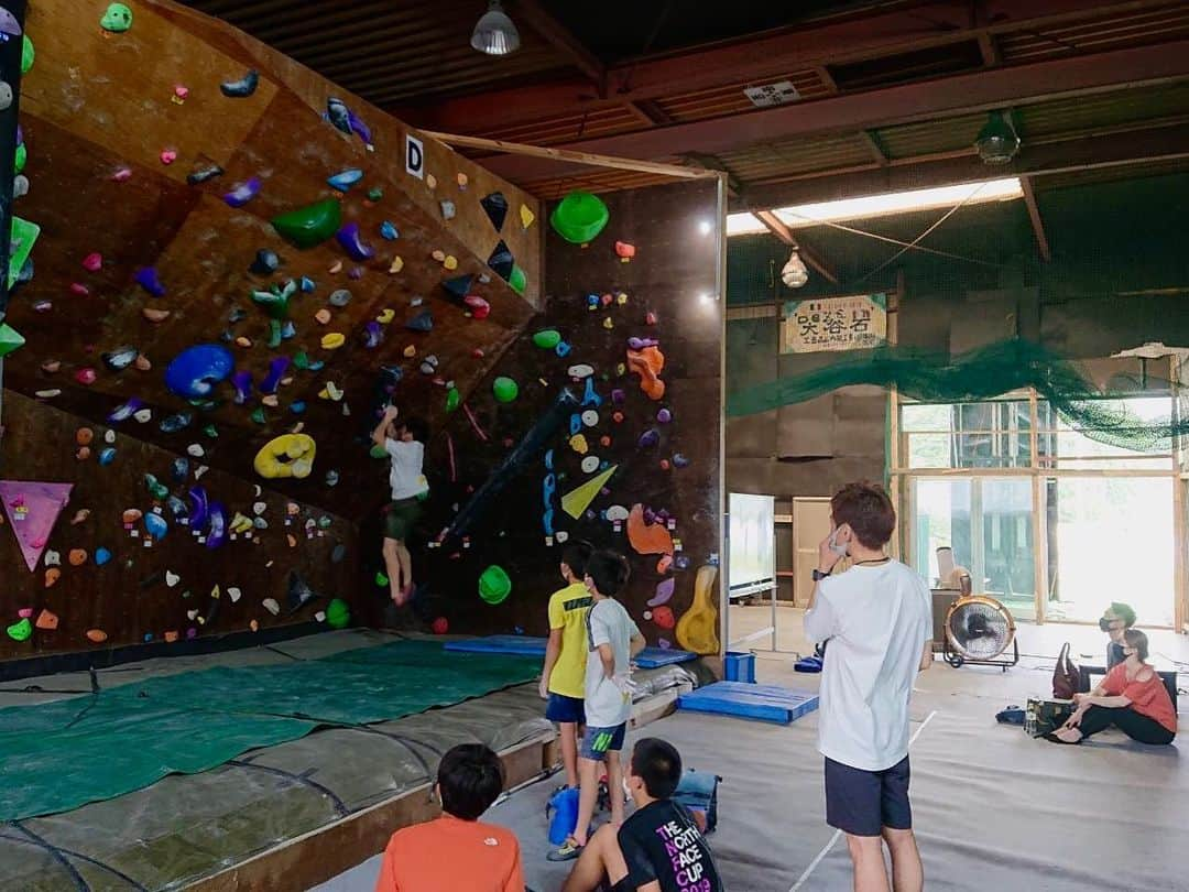 伊東秀和さんのインスタグラム写真 - (伊東秀和Instagram)「少し、この夏を振り返ってみようと思います🌈いくつかあるのですが、自分にとっては１つ１つが大きな一歩だったと思います！  どれだけ長い時間、登れなかったり家族で出かけられない状態が続きましたかね、、。そろそろ半年になろうとしています。 我が家でも子供達は、3月から学校が完全に3ヶ月お休みでした。コロナウイルス拡大を防止する為の自粛期間が長く続き、今だに家族での外食も行ってません、、。 6月頃から登り始めたとはいえ、多くの人たちは今でも、色々な制限の中での生活を余儀なくされてると思います。 子供たちも毎年の夏の楽しみも感じれてないはずです。家族の旅行🏖だけでなく大会なども中止や延期が続いています。  そんな中で、まだまだ全国的にはレッスンをできない状態ではありますが、 @pump2climbing でのアスリート単発レッスンと、栃木で子供達対象のレッスンを開催しました✅ 年に数回ジムを貸し切ってグループで開催するアスリートレッスンは、春も夏も開催できないことから少人数でクラスを分けて開催する事になりました💫 今後も少人数で出来るだけ毎月開催できたらと思っています！！  栃木のレッスンでは、選手強化で10年以上関わってきたこともあって、今回は強化選手になるもっと下の世代など、今後を見据えて幅広く強化してほしいという話を頂きました。 @vinga_japan_arai の協力もあって開催を決定しました。 貸切で一般営業の定員より少ない、11名のグループを3回入れ替え制でレッスン💫 長期的なモチベーション維持や強化が大きな目的の１つでお話をいただきましたが、栃木の選手強化担当の方からは、夏休みにどこにも出かけられない子供達に楽しい時間を感じてほしい。楽しいイベントで少しでも元気になってほしい！という気持ちも話の中で、とても伝わってきました。 レッスン当日は受付時で検温、問診表でのチェックなどもしていただき、レッスン中も30分に一度手を消毒するなど、できる予防対策はしながらレッスンを進めました。 各クラスとてもエネルギーがあって栃木から第4世代目？🤔くらいになる世界でも活躍する選手がこの中から出てくるかもしれませんね✨ 今回、予防対策を万全に進めながら環境を整えて開催し、沢山の人達の準備と参加者の気持ちが１つになった時間になりました🌈 二号店、ロッキンでのレッスンで子供達や保護者の皆さんと共有した時間は自分にとっても、大きな一歩だったと思います。 またみんなで元気に一緒に登れる日が来ることを楽しみにしています！  昨日、9月分の募集を新生ロックランズのスケジュール合わせて、Pump二号店での週末のレッスンもスクールHPにアップしてます💫  @raffinee_orientalbio @mammut_japan @camp1889 #ヒデスク #新しい一歩 #大きな一歩 #子供たちとの時間 #元気に楽しんで」8月20日 1時48分 - hide9a2019