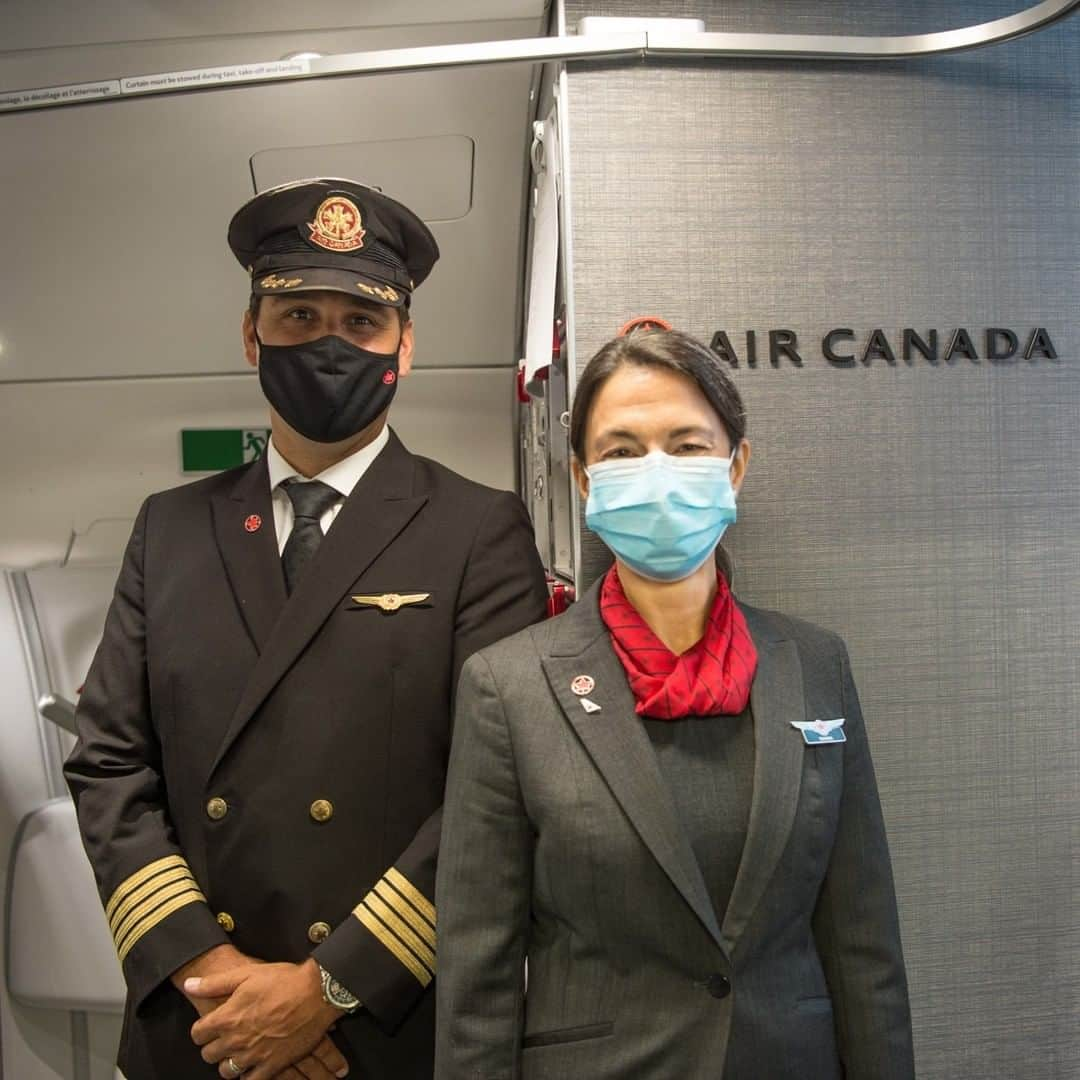 AIR CANADAさんのインスタグラム写真 - (AIR CANADAInstagram)「From above the wing to below, thank you to the incredible people who proudly #FlyTheFlag and help make us fly. ✈️ . . Merci à tous les gens formidables qui travaillent fièrement à bord et au sol pour nous faire voyager. Ils portent #HautLeDrapeau. ✈️」8月20日 2時00分 - aircanada