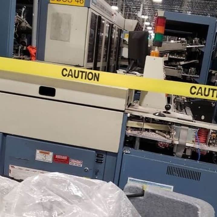 ABC Newsさんのインスタグラム写真 - (ABC NewsInstagram)「New images appear to show mail sorting machines—critical pieces of equipment used to speed up the mail delivery process—sitting in parts in a Portland postal facility.」8月20日 2時01分 - abcnews