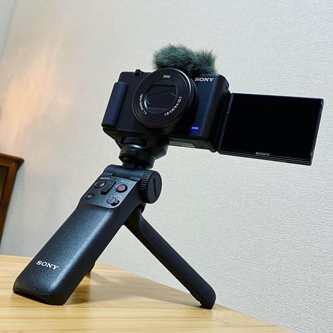 青木歌音のインスタグラム：「SONYがYouTuber専用みたいなカメラVLOG CAMを販売したので買ってみた☺️私は基本的にスマートフォンで撮影しているので本格的なカメラ使うのドキドキ…」