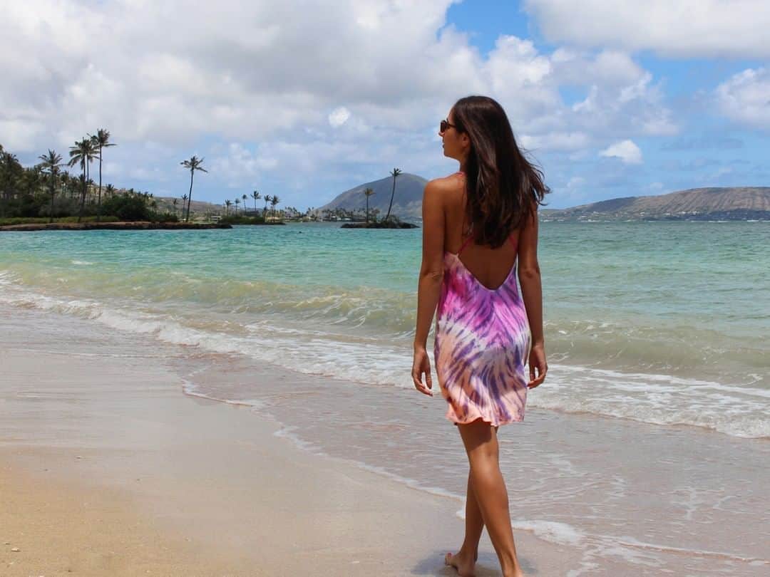 ヤング・ファビュラス&ブロークのインスタグラム：「Postcard from Hawaii ⠀⠀⠀⠀⠀⠀⠀⠀⠀ @anjelbabe77 in Raspberry United Gigi Slip Dress.⠀⠀⠀⠀⠀⠀⠀⠀⠀ ⠀⠀⠀⠀⠀⠀⠀⠀⠀ #yfbabe #yfbclothing #youngfabulousbroke #taptoshop #mood #yfb」