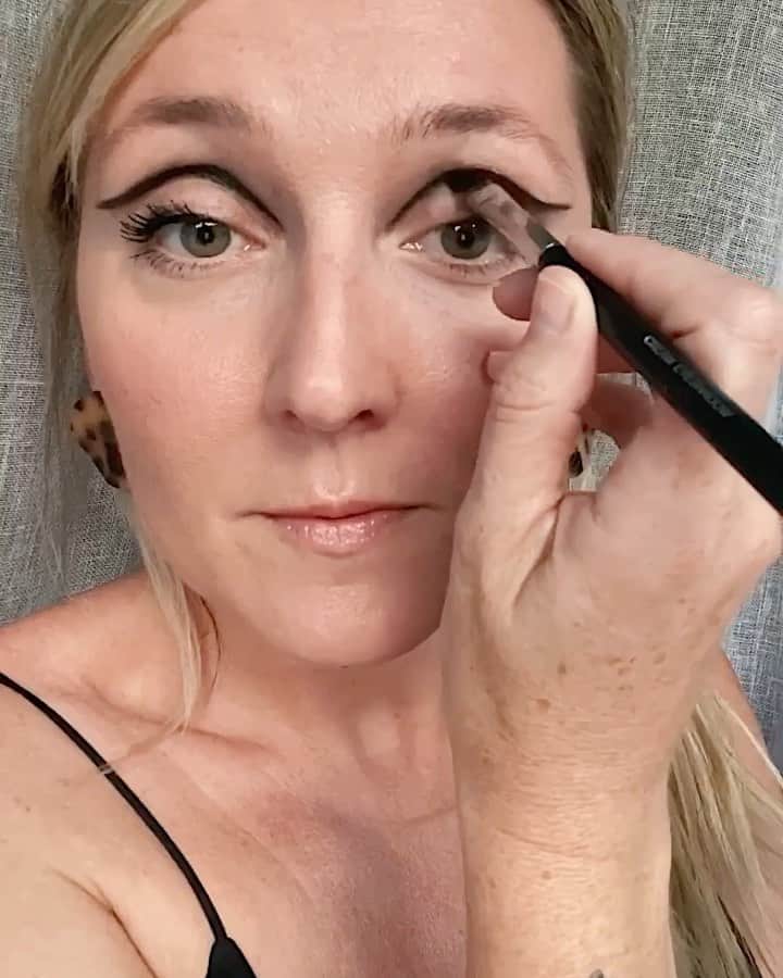 JO BAKERのインスタグラム：「H O V E R I N G • W I N G S  Wanna try out floating, hovering #eyeliner? Head over to @thezoereport igtv and feed to see the entire #makeuptutorial where I show how to create this look... tips tricks and techniques with the full list of products used...  skin... @arconalosangeles  @weleda_usa  Makeup by me #jobakermakeupartist using @welovecoco @chanel.beauty @vdl_cosmetics @orlane_paris 💋」