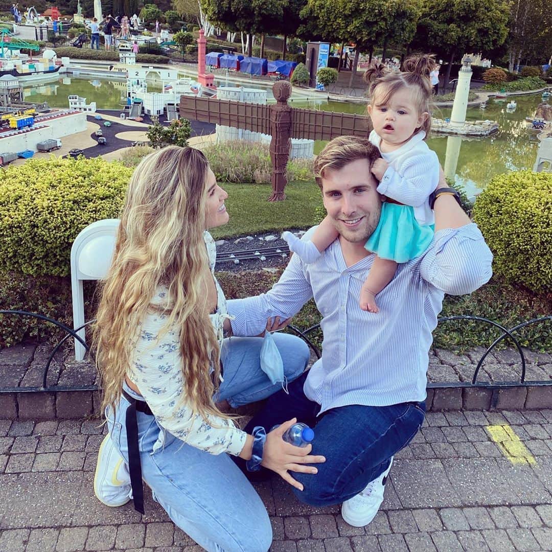エイミー・ウィラートンのインスタグラム：「In true #2020 style the surprise #birthday trip to @disneylandparis my PIC planned for us got cancelled due to the #french quarantine ... but we hopped on a train and met my family in #Windsor and the sun even came out for us ! ❤️☀️ #28 🎂 ... sadly however we never found that missing sock 🧦」