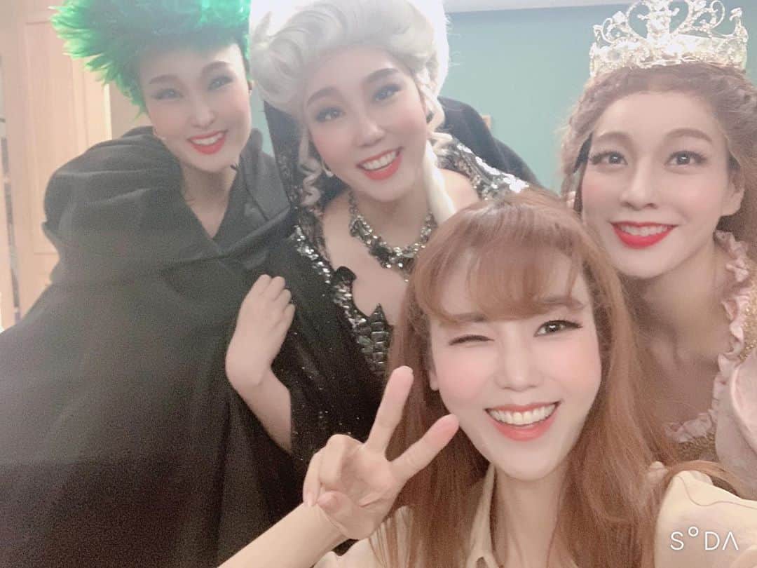 キム・ヨンジさんのインスタグラム写真 - (キム・ヨンジInstagram)「오늘의 아리따운 언니들과💜  웃기고 재밌고 따숩고 웃음도많고 눈물많은 언니들. 그대들이 있어 행복했어요. 막날인만큼 오늘은 제가 한방 터트리고갑니다.😆 콘체르토 오페라를..~~🤣 모두 고맙고 멋졌어요 우리팀! 알라뷰♥️💕💜굿밤⭐️🌙 _ #뮤지컬 #모차르트 #김소현 #배다해 #손의완 #전선진 #송주영 #김연지 #막공」8月20日 2時31分 - rorakim0927