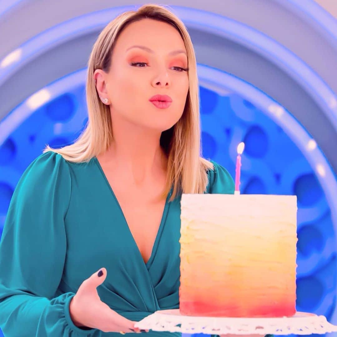 Eliana Michaelichin Bezerraのインスタグラム：「Completo maioridade no SBT. São 18 anos, só aqui, desde a minha estreia como apresentadora infantil. Muitas histórias, muitas conquistas e crescimento profissional. Desejo só o melhor para a tv mais feliz do Brasil. SBT parabéns por seus 39 anos. #sbt39anos #sbt #famíliaabravanel」