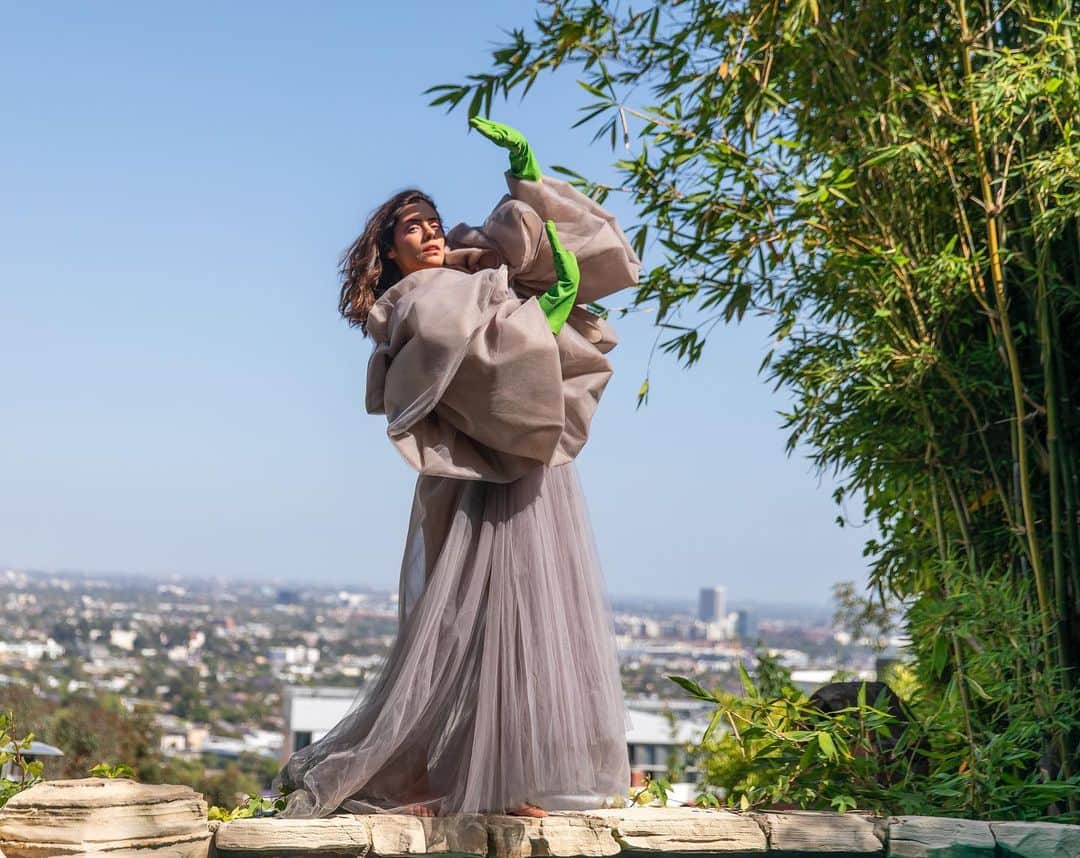ロレンザ・イゾのインスタグラム：「Serving you VIRGO GLAM for @Grumpy magazine’s latest issue. I got to collaborates w my fam ❤️ and was interviewed by the inimitable @briannehowey  Photos: @snewms Creative Direction: @sophhreshh Styling: @jennrosadostylist Glam: @giofaces @alexiamg  Styling Assistant: @khoicorp Transcript: @parker_s_s Illustration:  @unblissfull Producer: @jazzieperrier  Special thanks to my love @ndeigman」