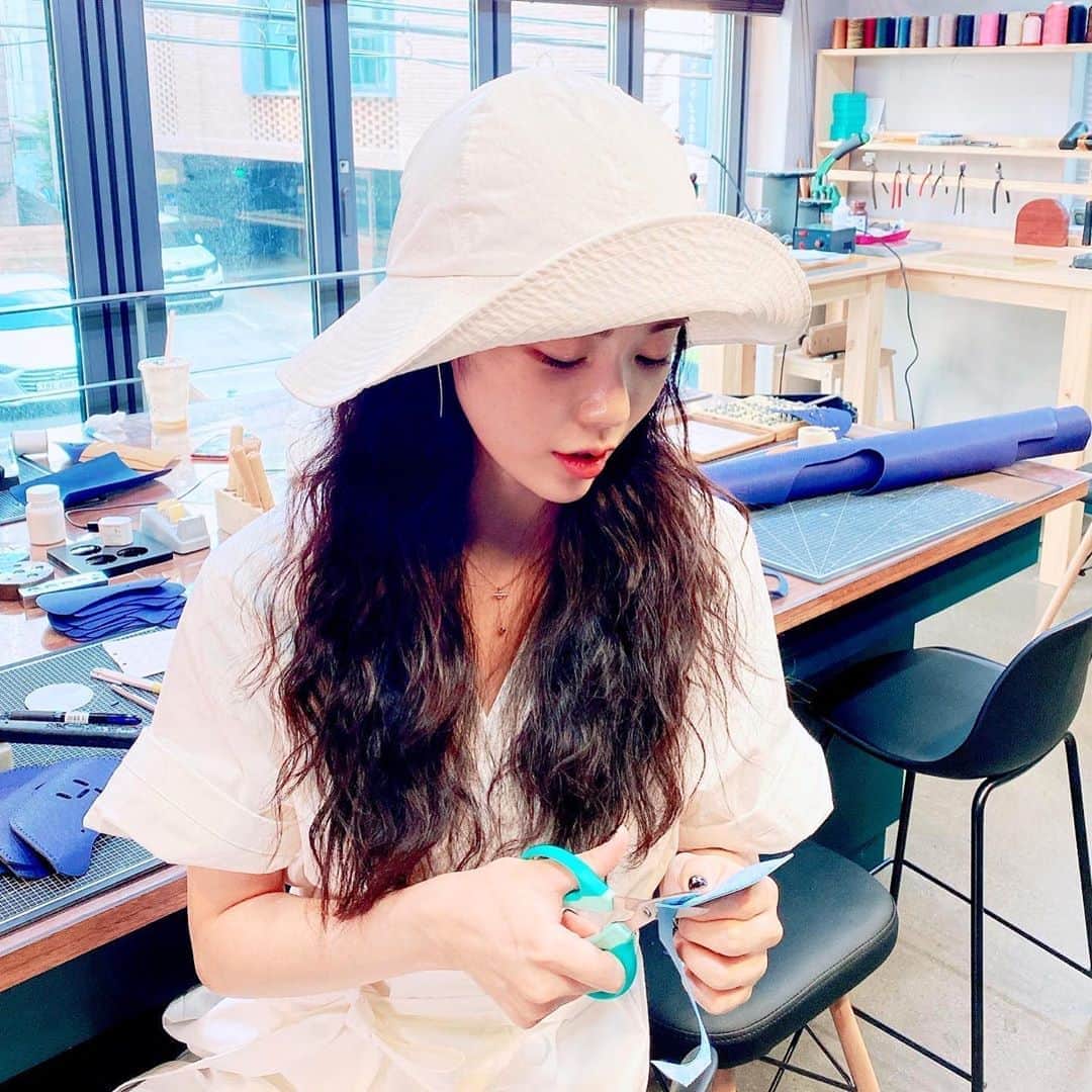 リジ のインスタグラム：「무얼 만들고 있을까요?☺️ @bensimon_korea 💕」