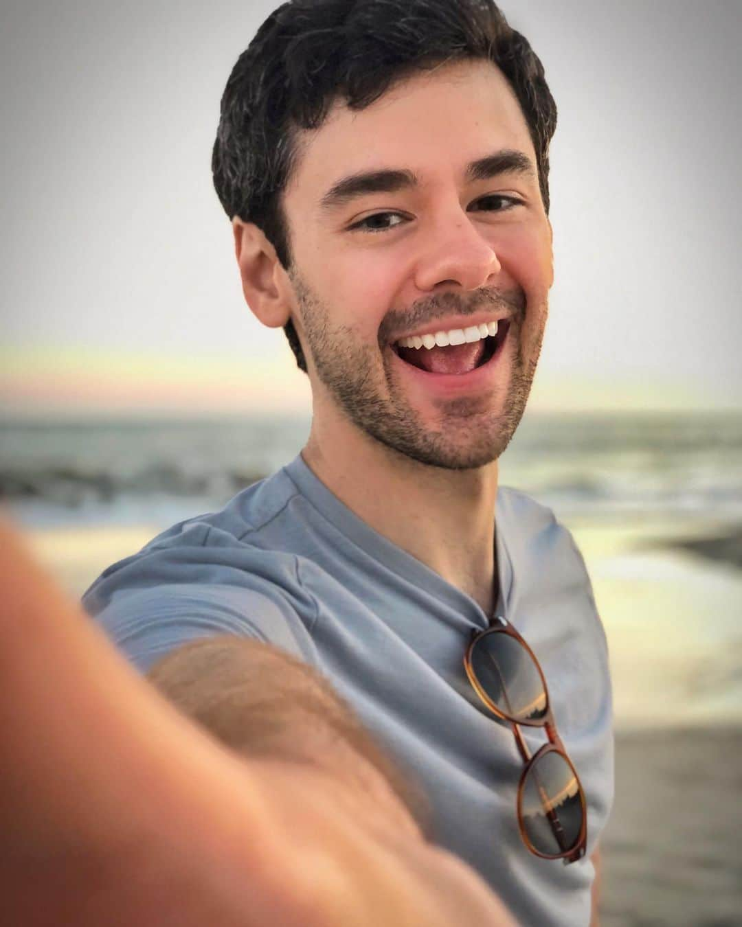 ブレンダン・ロビンソンさんのインスタグラム写真 - (ブレンダン・ロビンソンInstagram)「Somebody was taking pics of me when I wasn’t looking 😂 @hpugz  . . . #twilight #beach #magic #sunset #love #couple #summer #capemay」8月20日 2時46分 - brendanrobinson