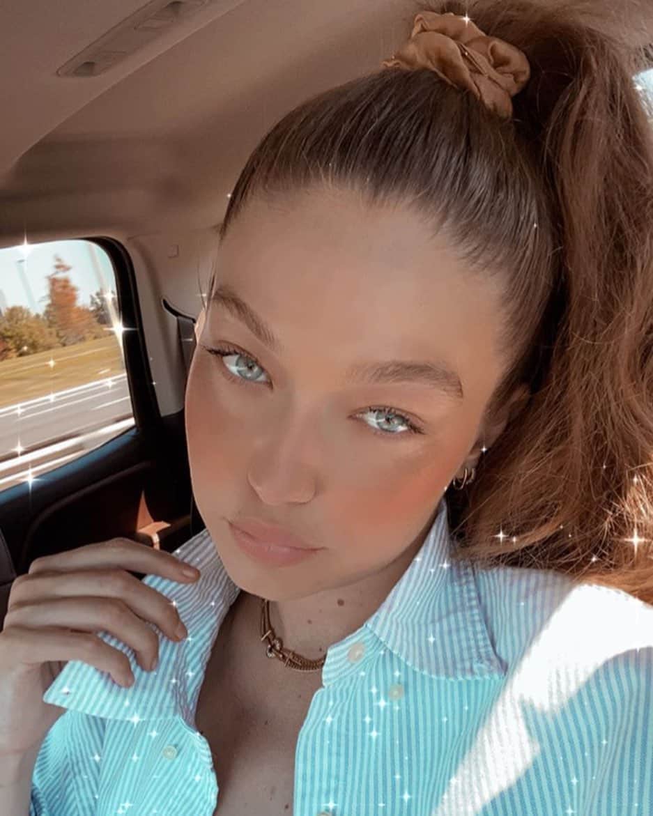 Just Jaredさんのインスタグラム写真 - (Just JaredInstagram)「@gigihadid posted a selfie for the first time in a while and she’s showing off her new brunette look! Gigi is currently expecting her first child with @zayn and they’re reportedly due next month.  #GigiHadid Photo: @gigihadid」8月20日 2時56分 - justjared