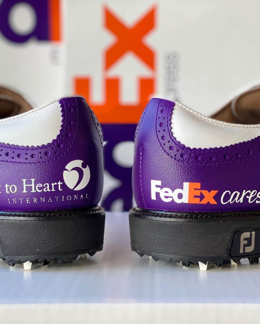 ジャスティン・トーマスさんのインスタグラム写真 - (ジャスティン・トーマスInstagram)「@FedEx is donating $100,000 to @heart.to.heart.international to benefit Covid-19 relief efforts on behalf of either myself or @BudCauley this week.  Whoever makes the most birdies gets the honors.  Shoutout to @Nomad_Customs for the custom purple shoes.  Let’s go! #FedExCares」8月20日 2時48分 - justinthomas34